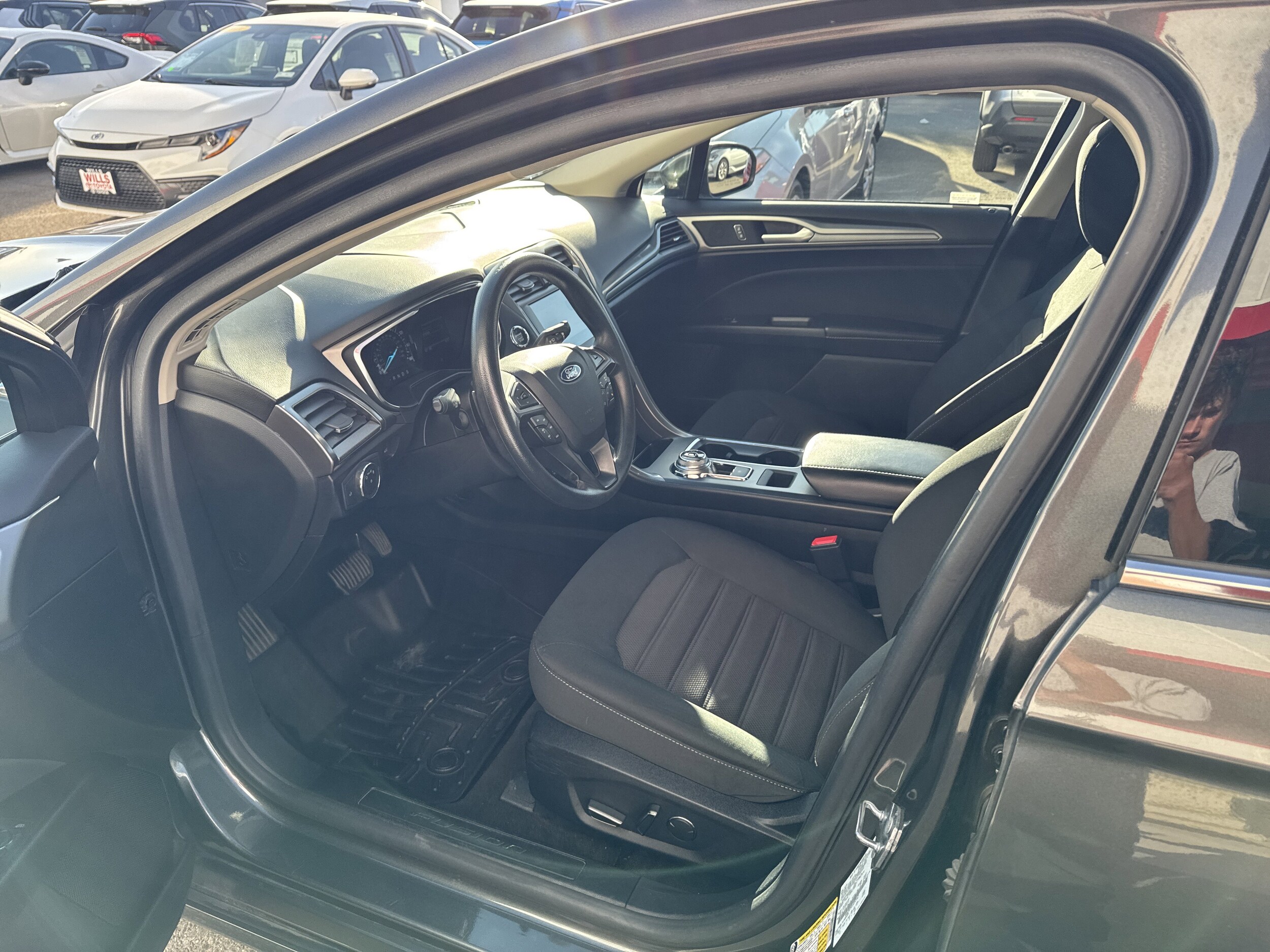 2020 Ford Fusion SE photo 2