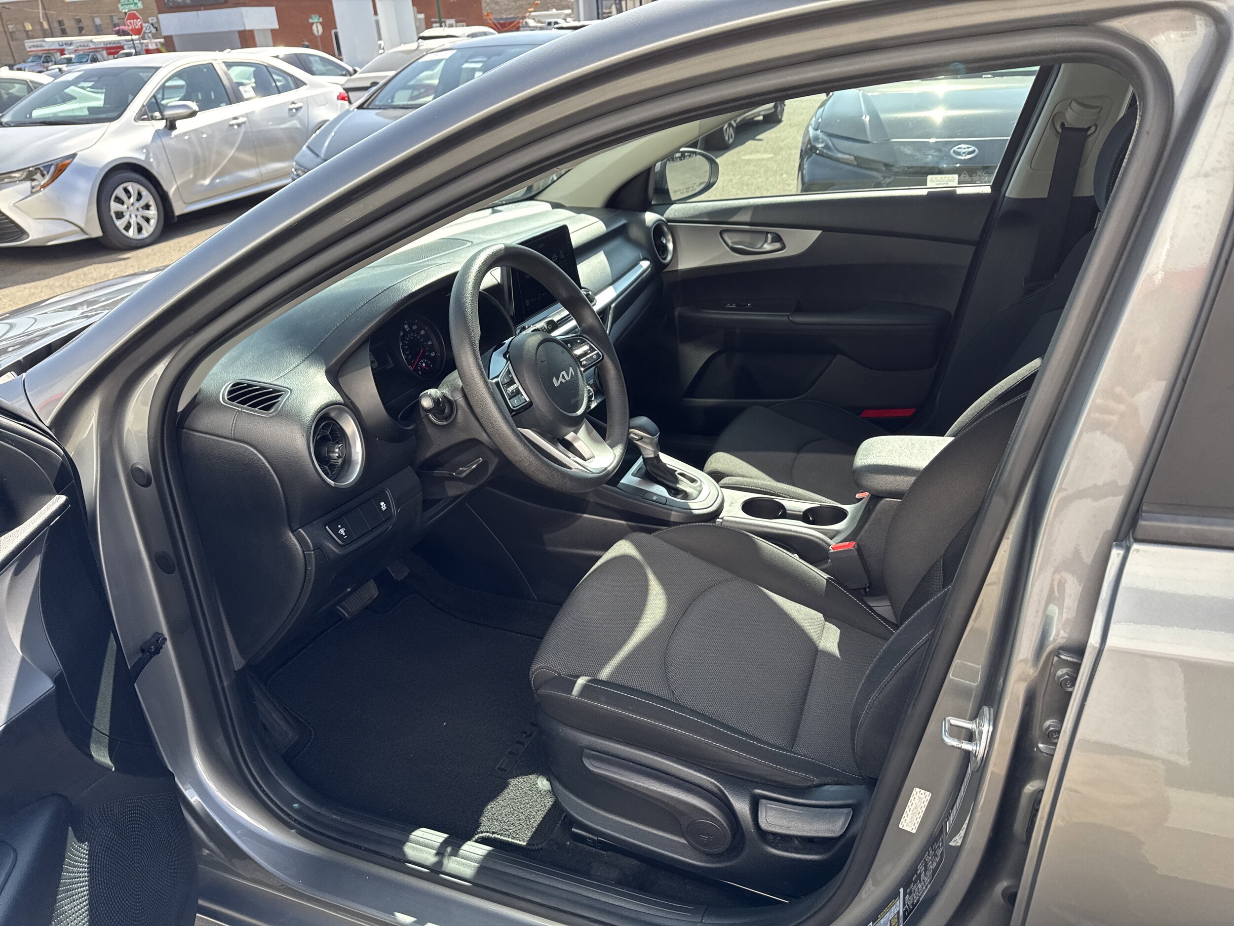 2022 Kia Forte LXS photo 2