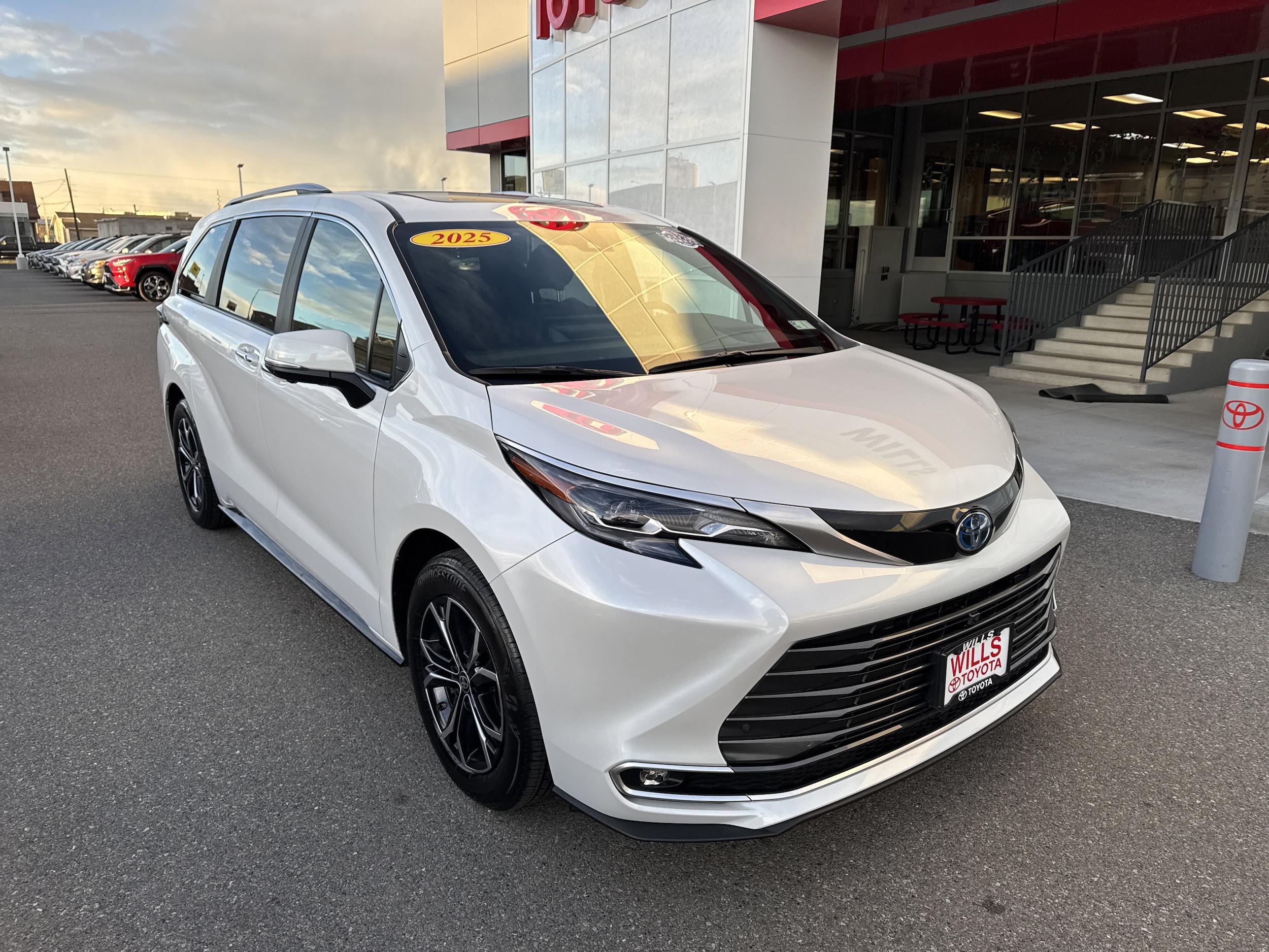 2025 Toyota Sienna Platinum's photo