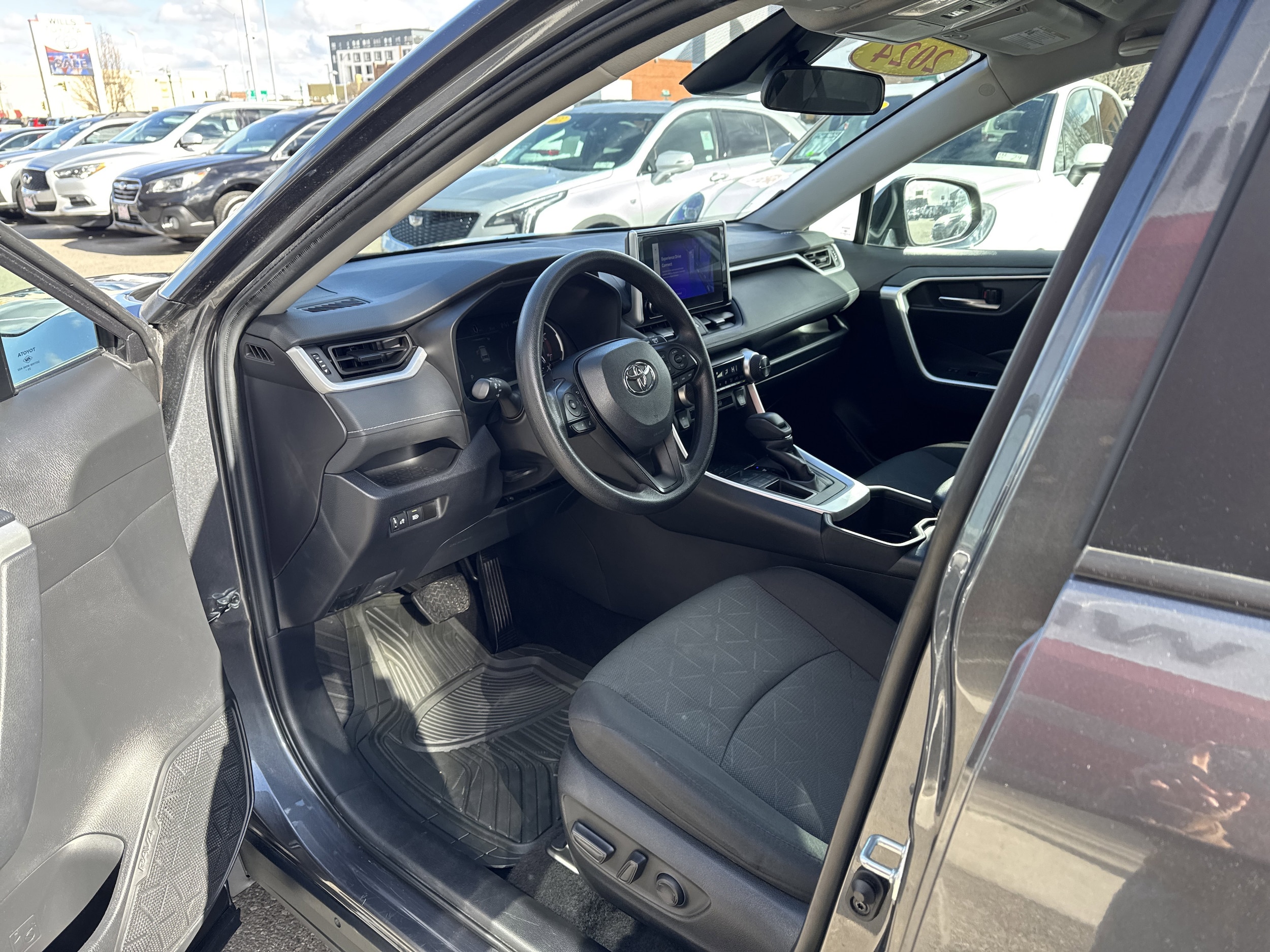 Used 2024 Toyota RAV4 XLE with VIN 2T3W1RFV0RW332138 for sale in Kansas City