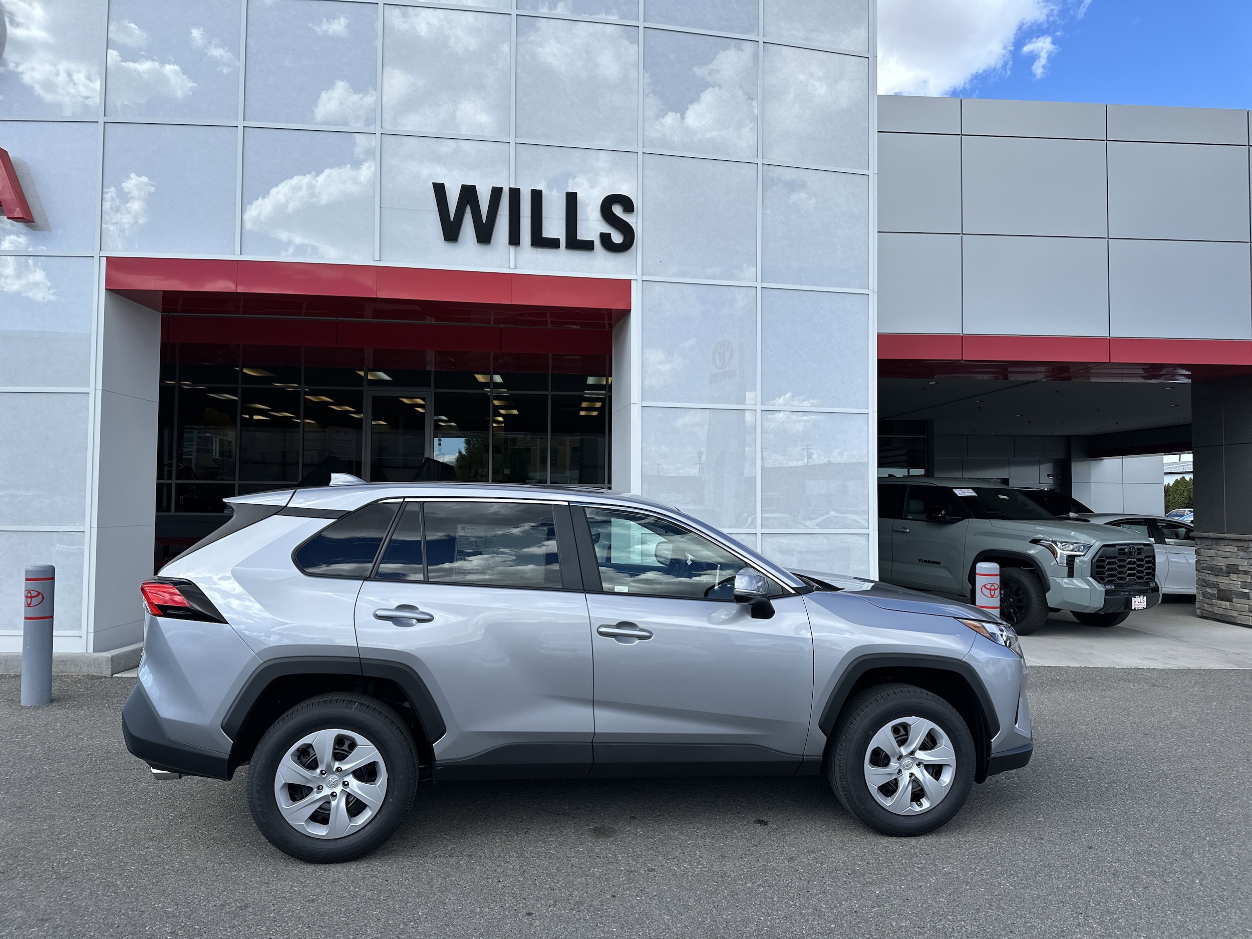 2025 Toyota RAV4 LE's photo