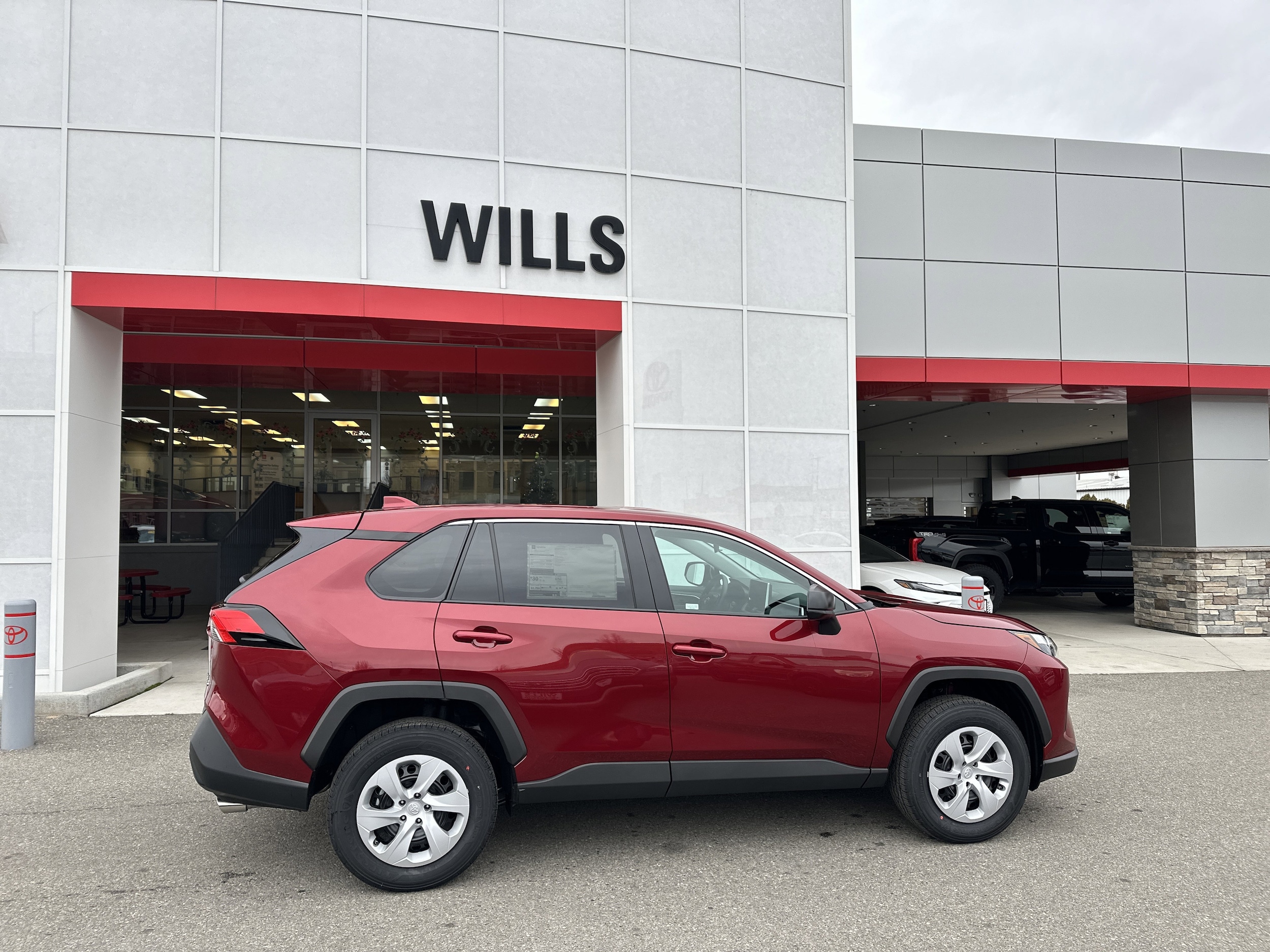 2025 Toyota RAV4 LE's photo