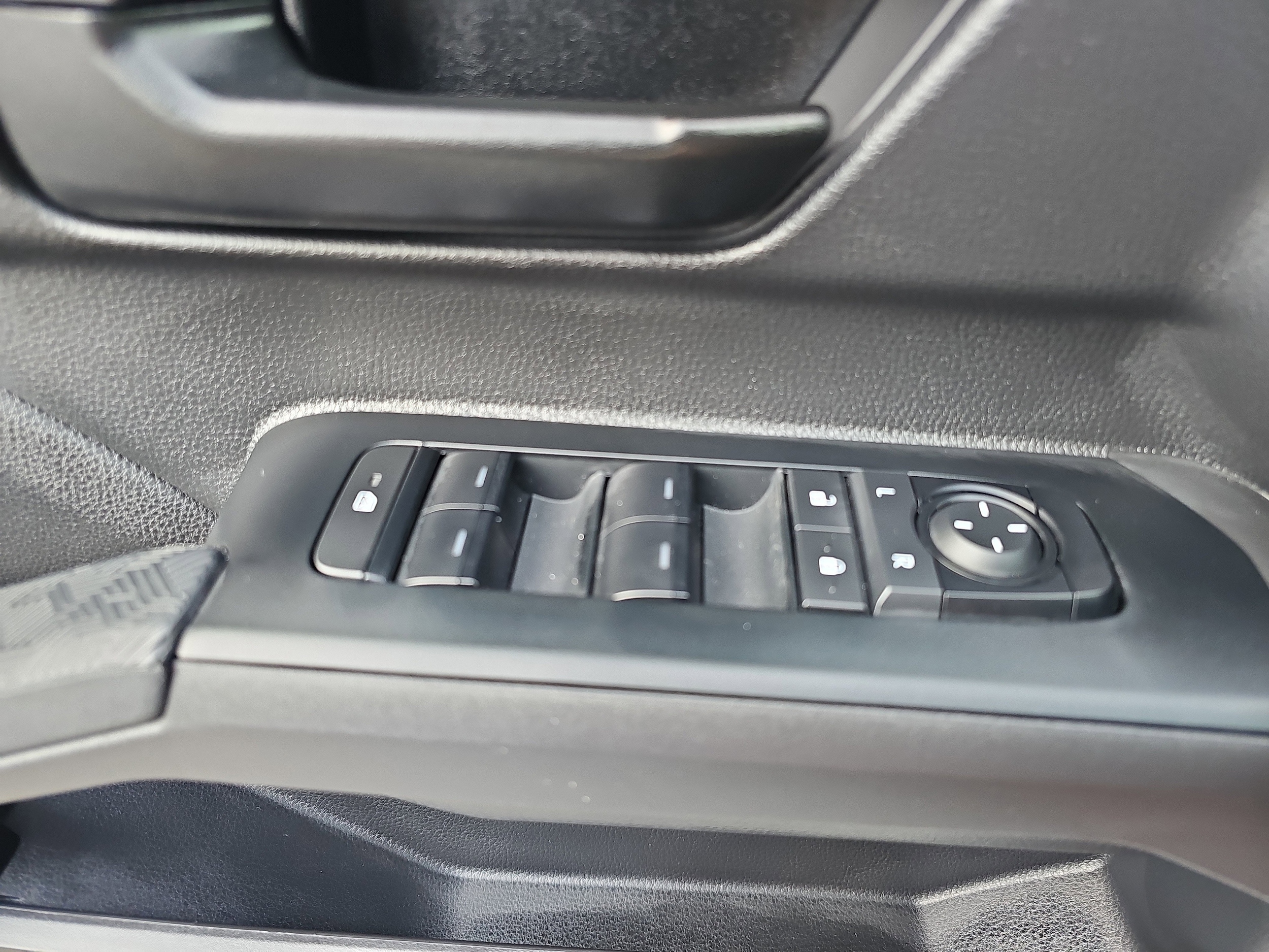 2025 Toyota Tacoma SR5 - Photo 23