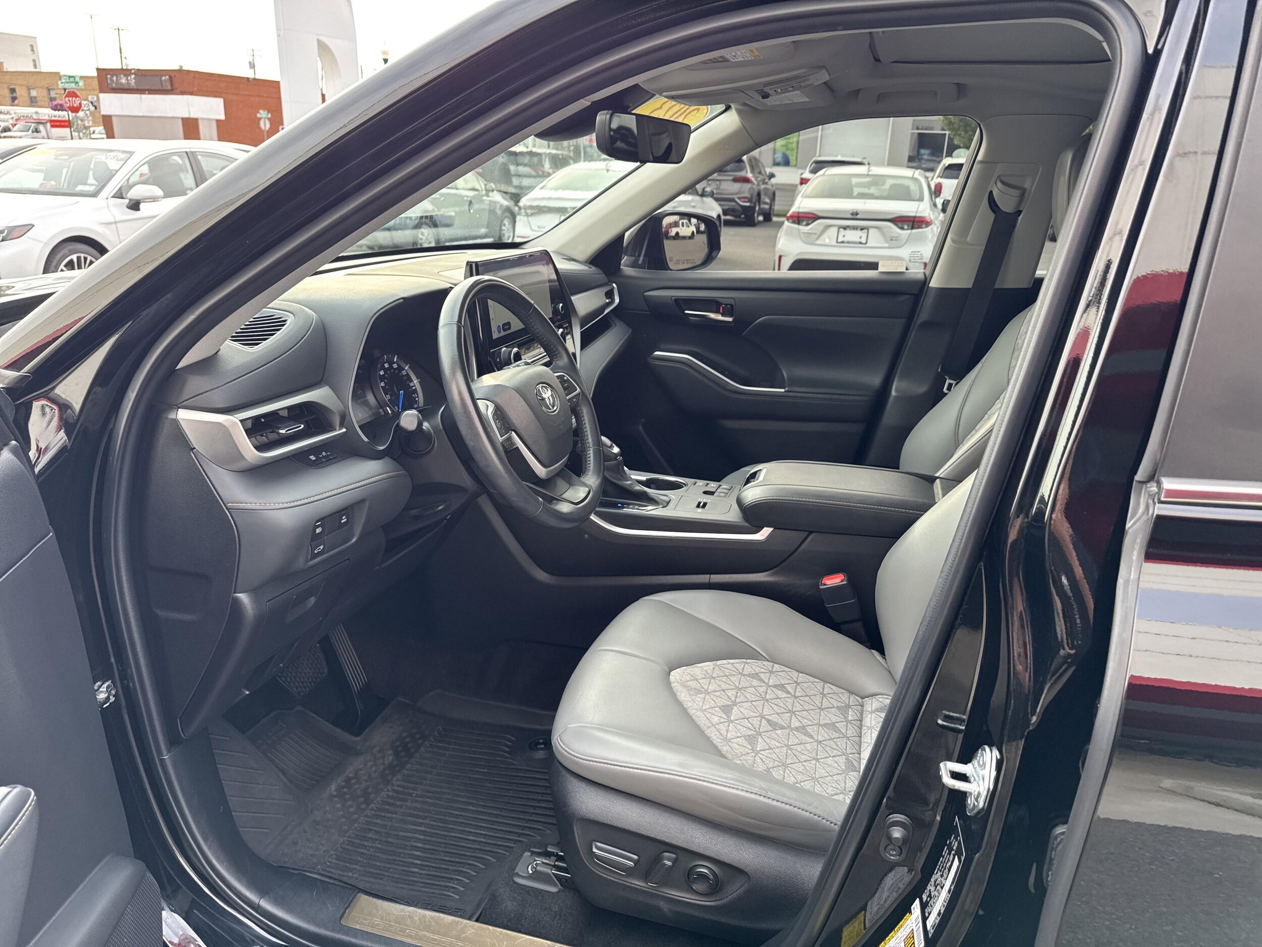 2023 Toyota Highlander Hybrid XLE photo 2