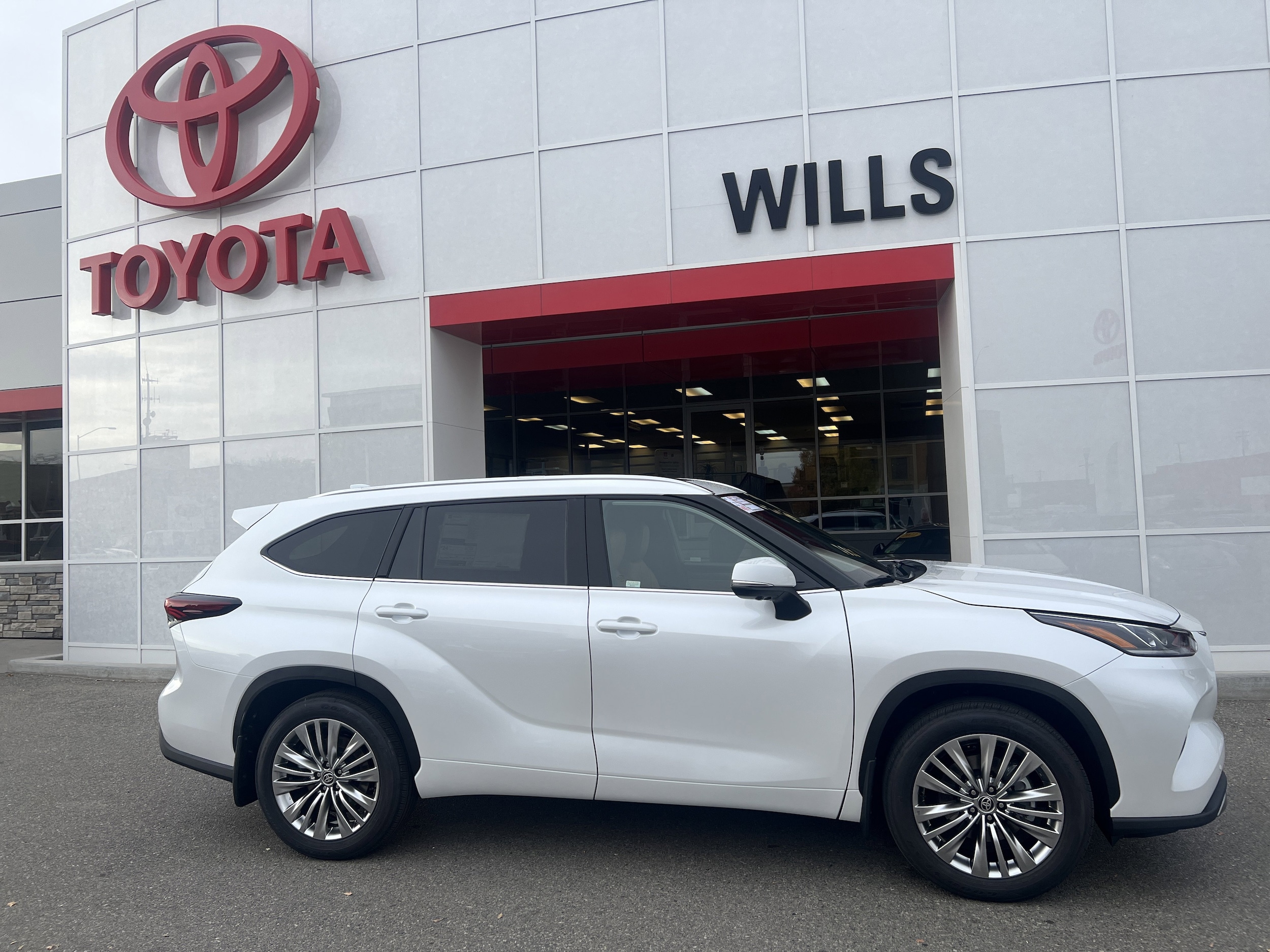 2026 Toyota Highlander Platinum's photo