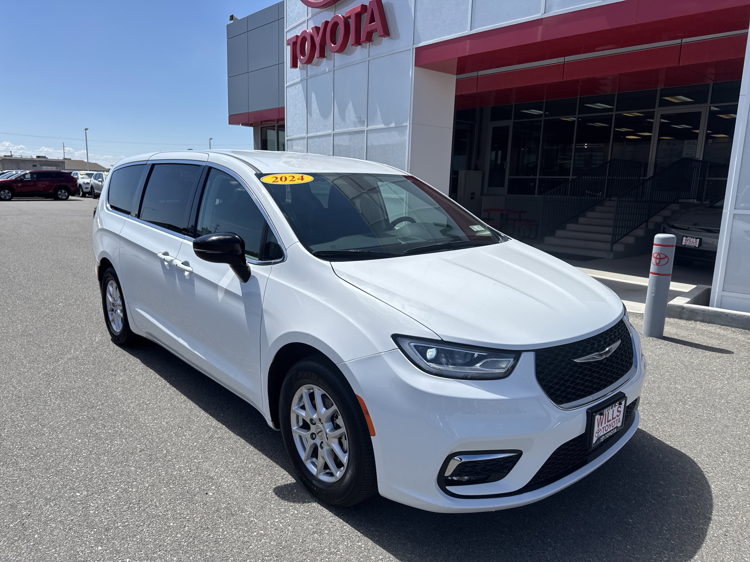 2024 Chrysler Pacifica Touring L's photo