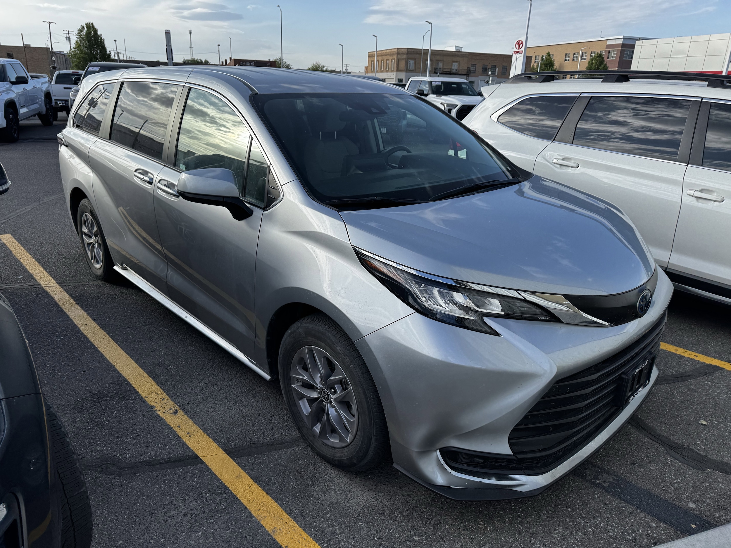 2023 Toyota Sienna LE 8-Passenger Hybrid FWD's photo