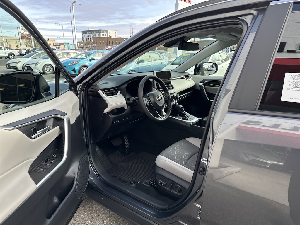 New 2025 Toyota RAV4 XLE w/Convenience Pkg SUV