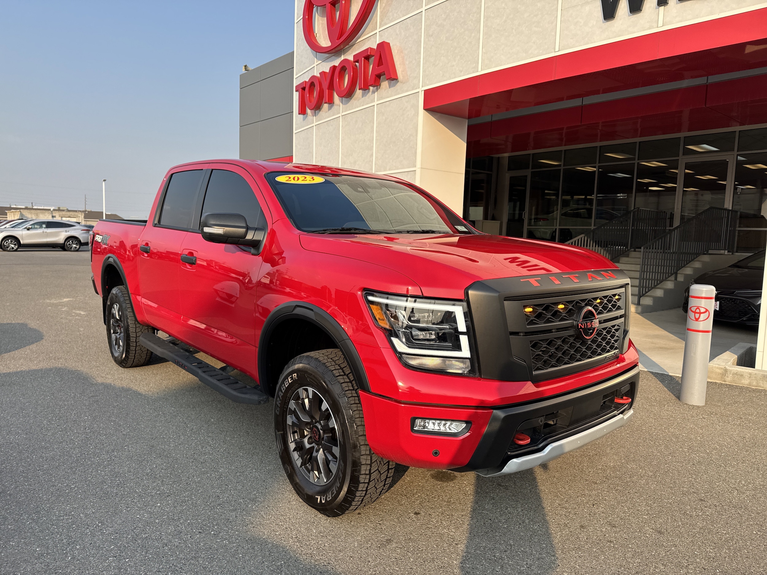 2023 Nissan Titan PRO-4X's photo