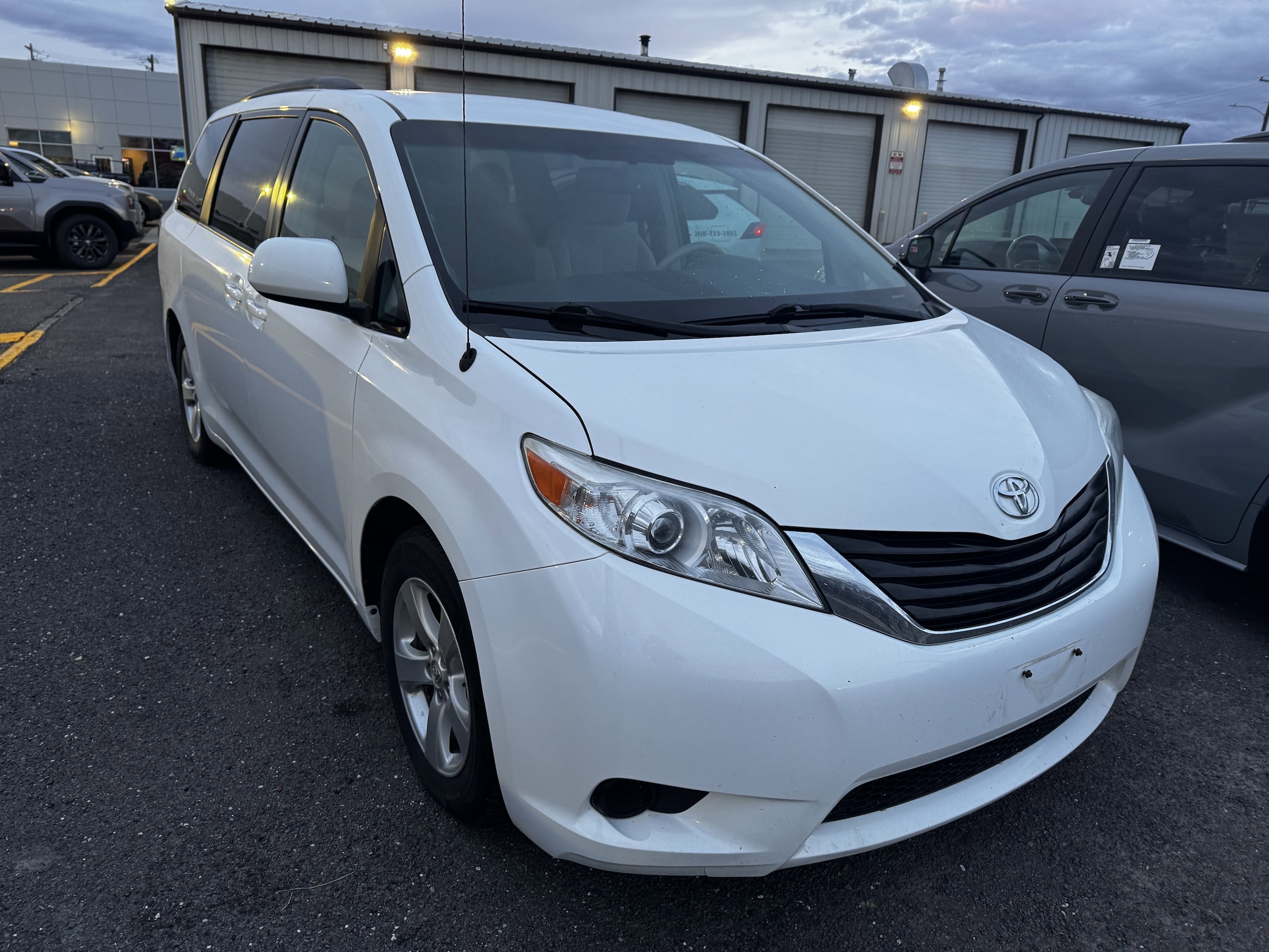 2013 Toyota Sienna LE's photo