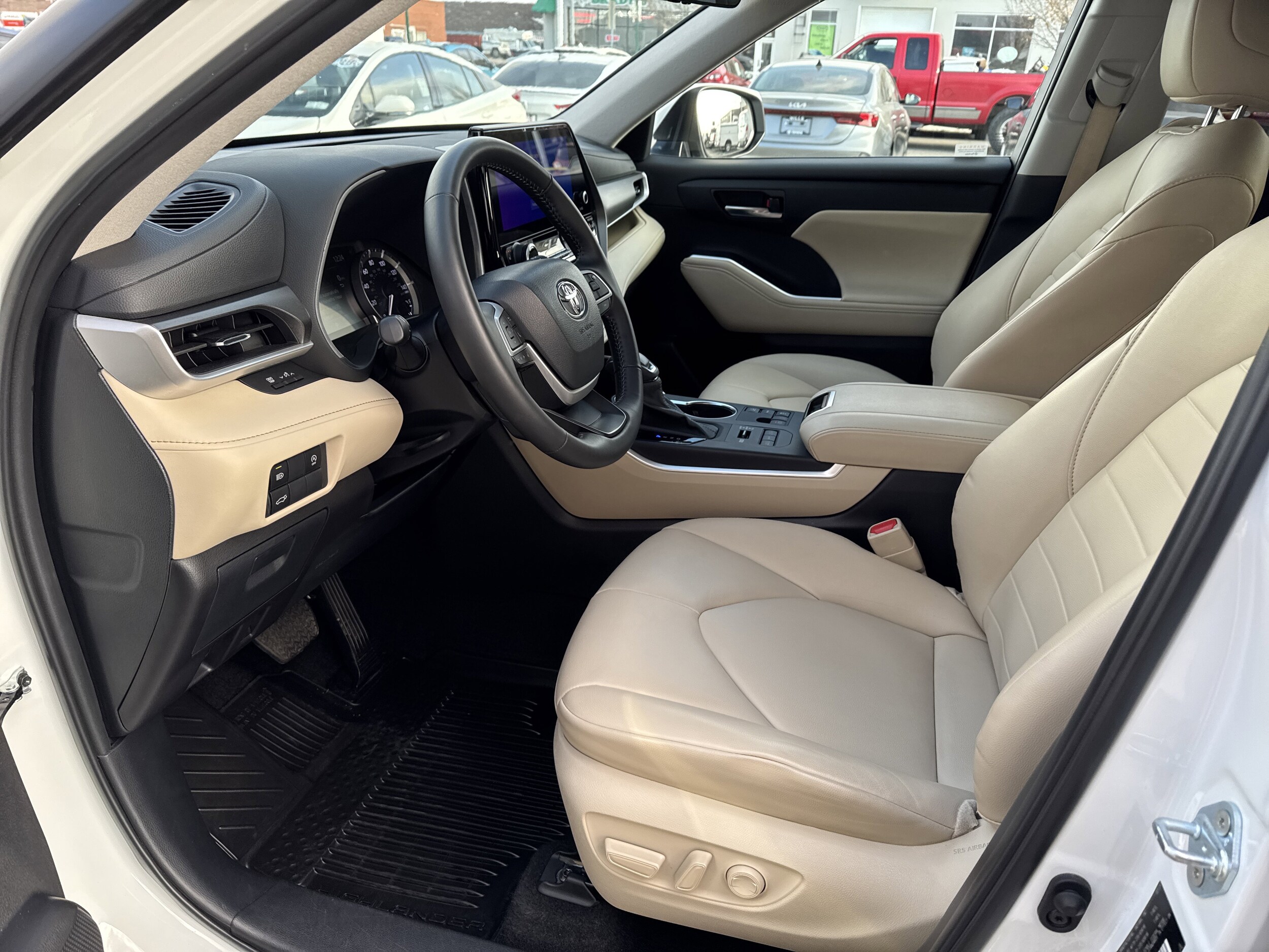 2024 Toyota Highlander XLE photo 2