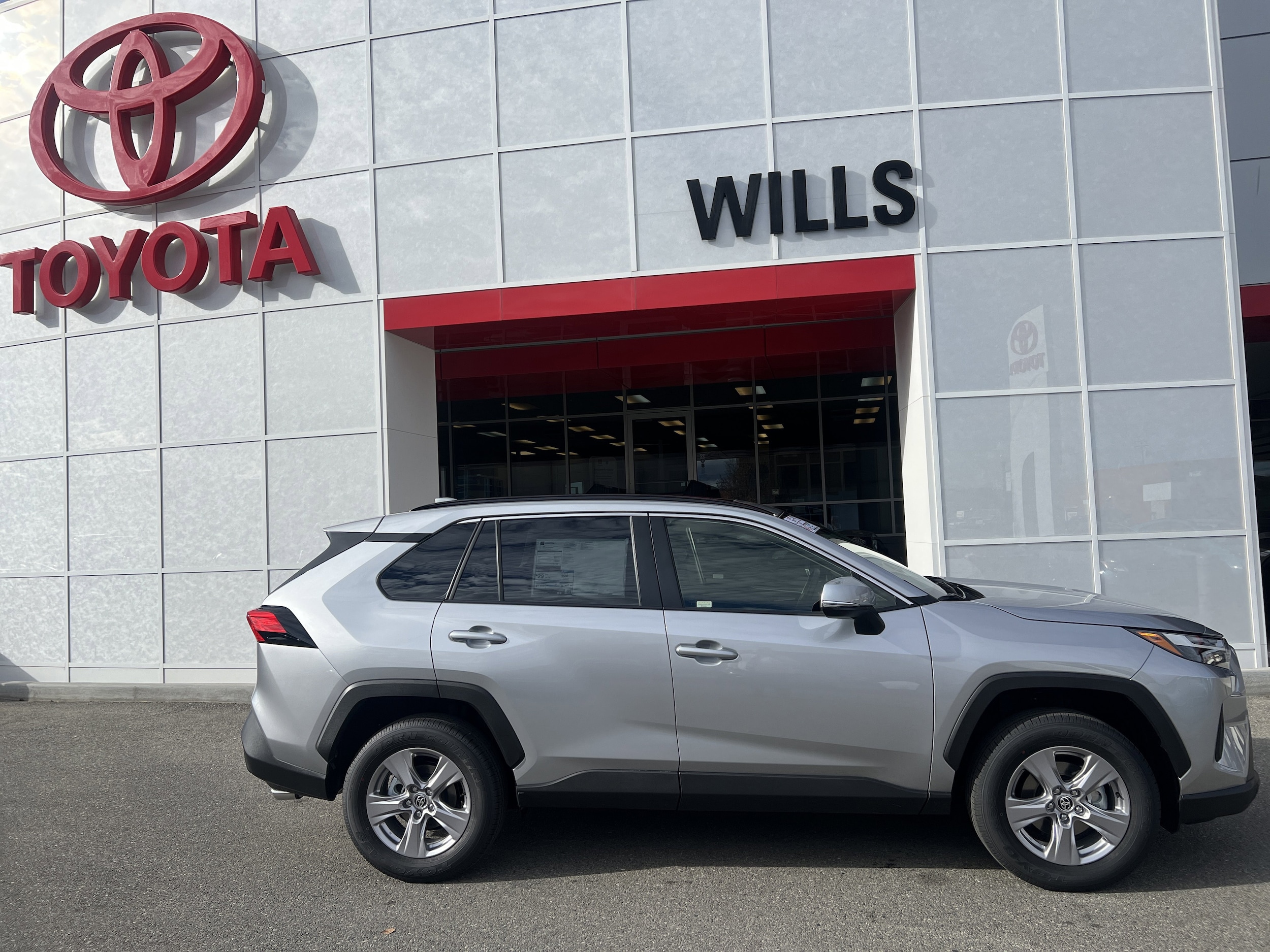 2025 Toyota RAV4 XLE's photo
