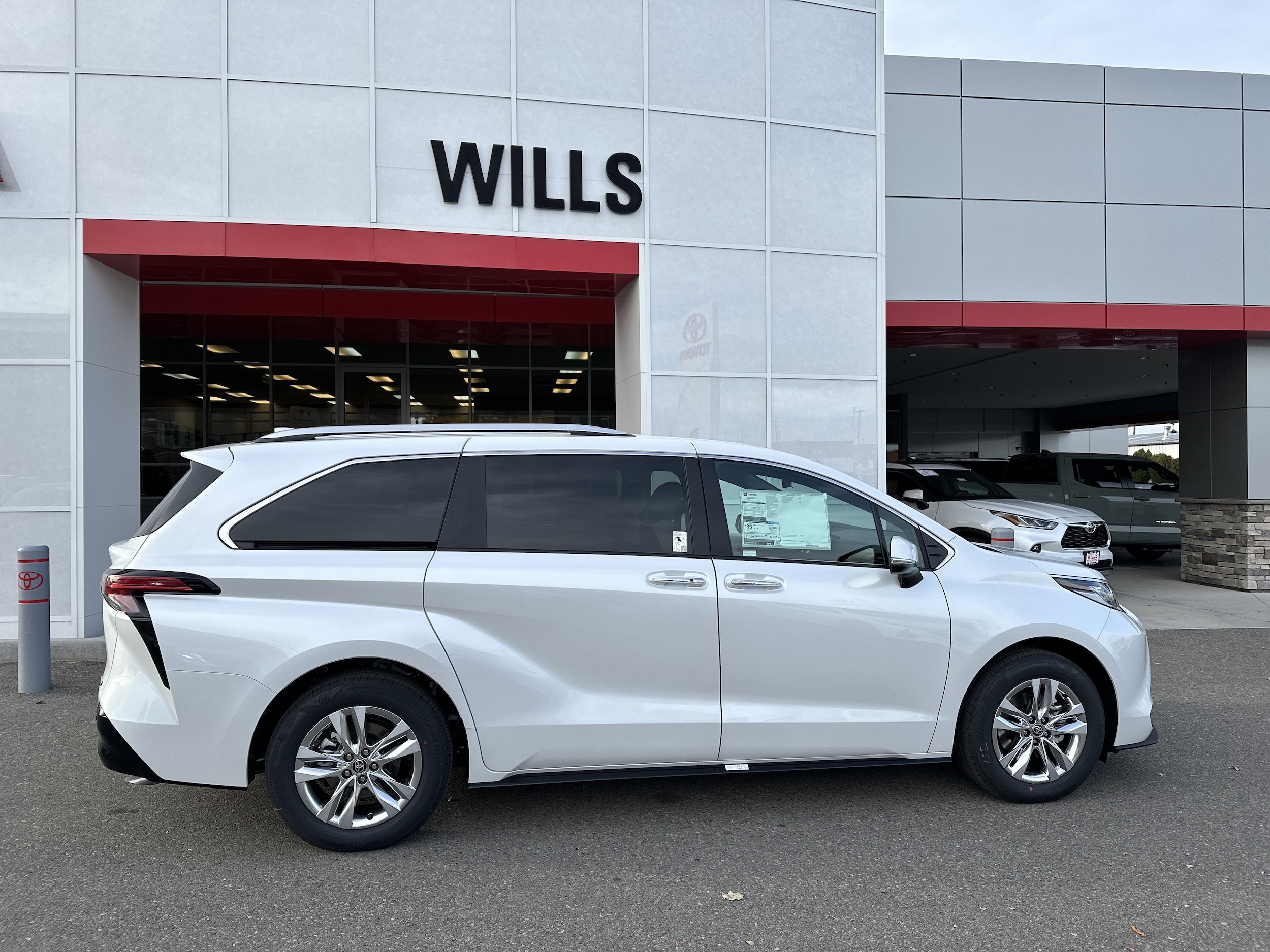 2025 Toyota Sienna Limited's photo