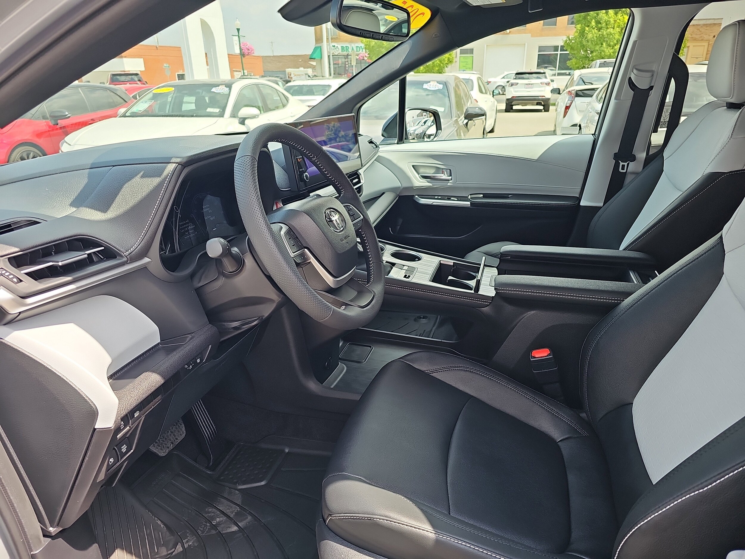 2025 Toyota Sienna XSE photo 2