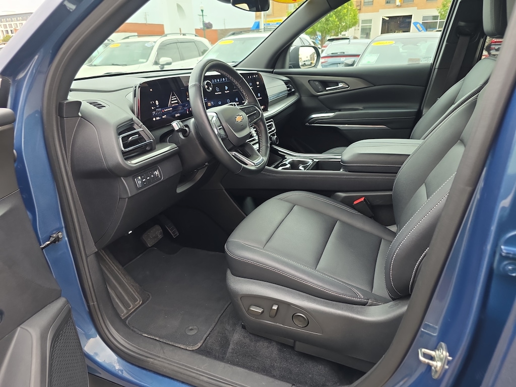 Used 2025 Chevrolet Traverse LT SUV
