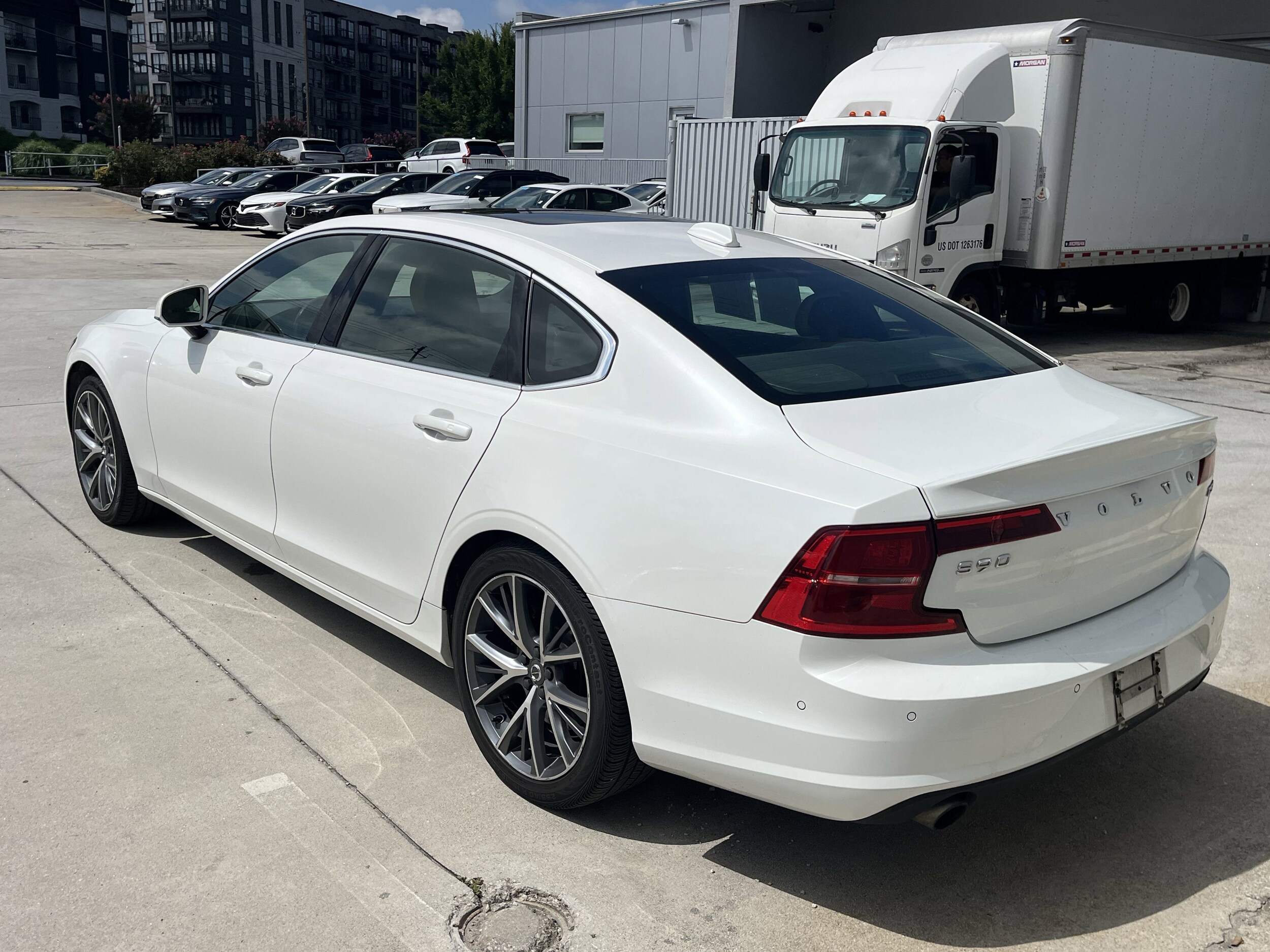 2018 Volvo S90 Momentum photo 3