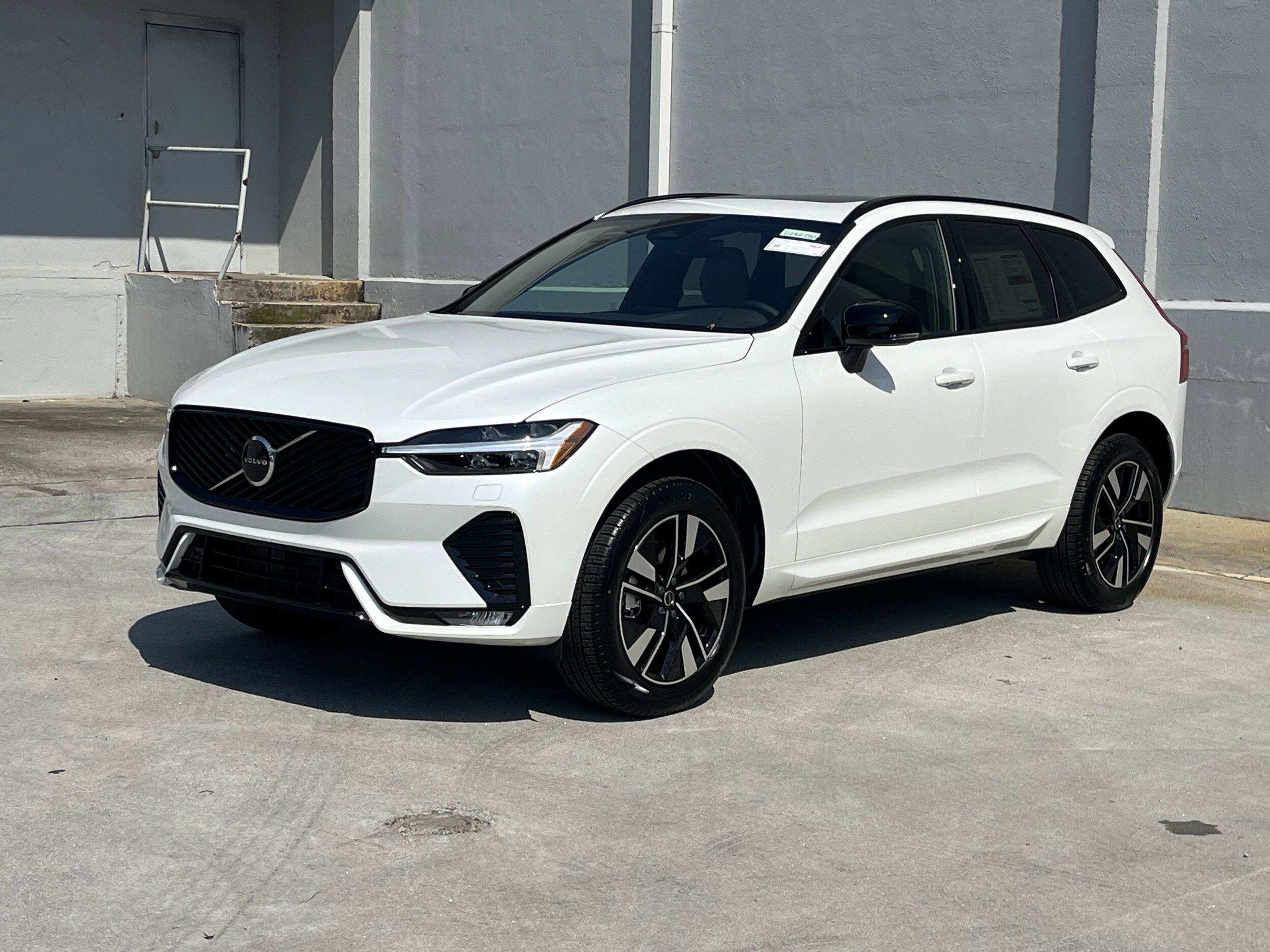 2026 Volvo XC60 B5 Core photo 2