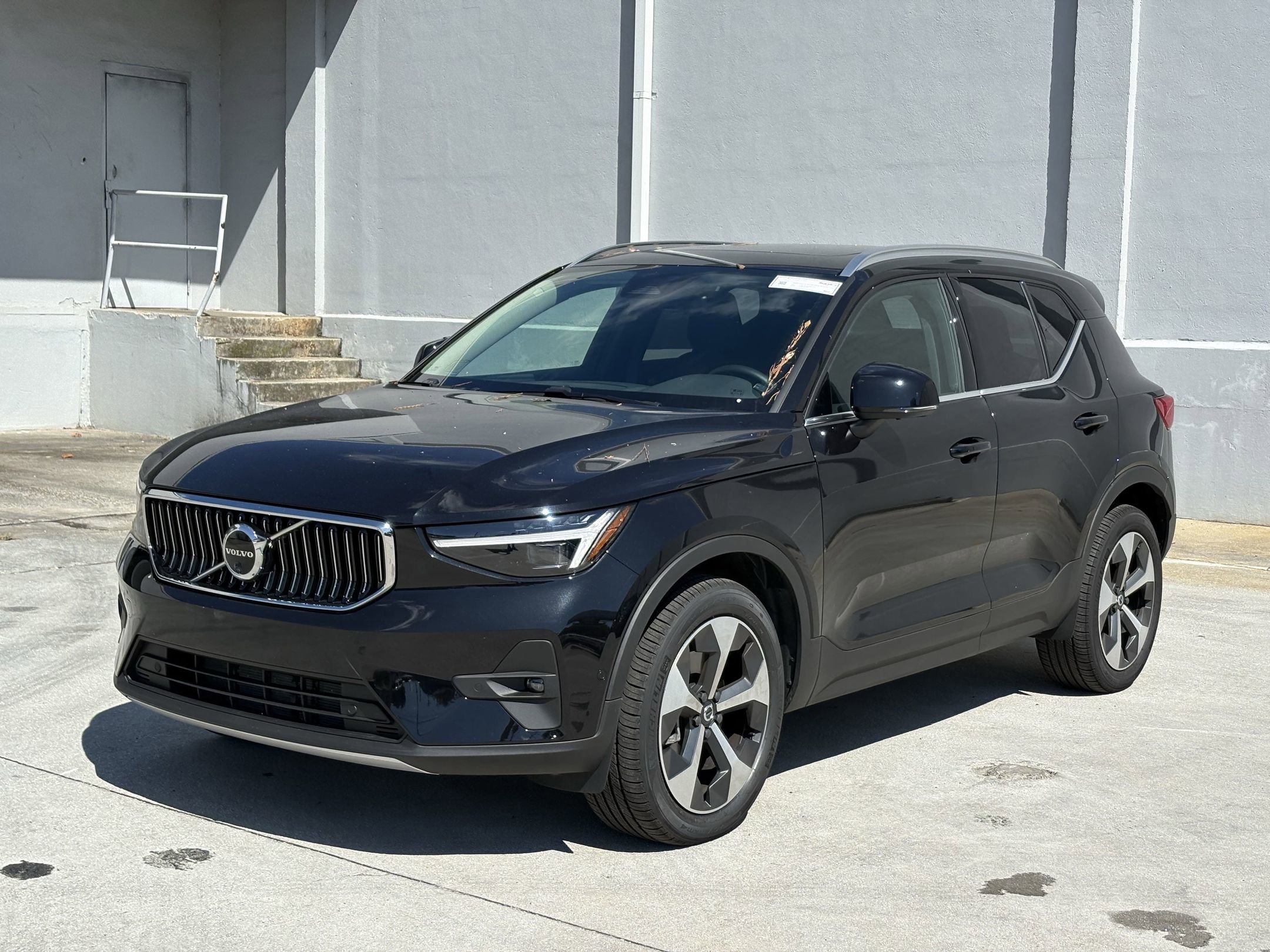 2025 Volvo XC40 Plus photo 3