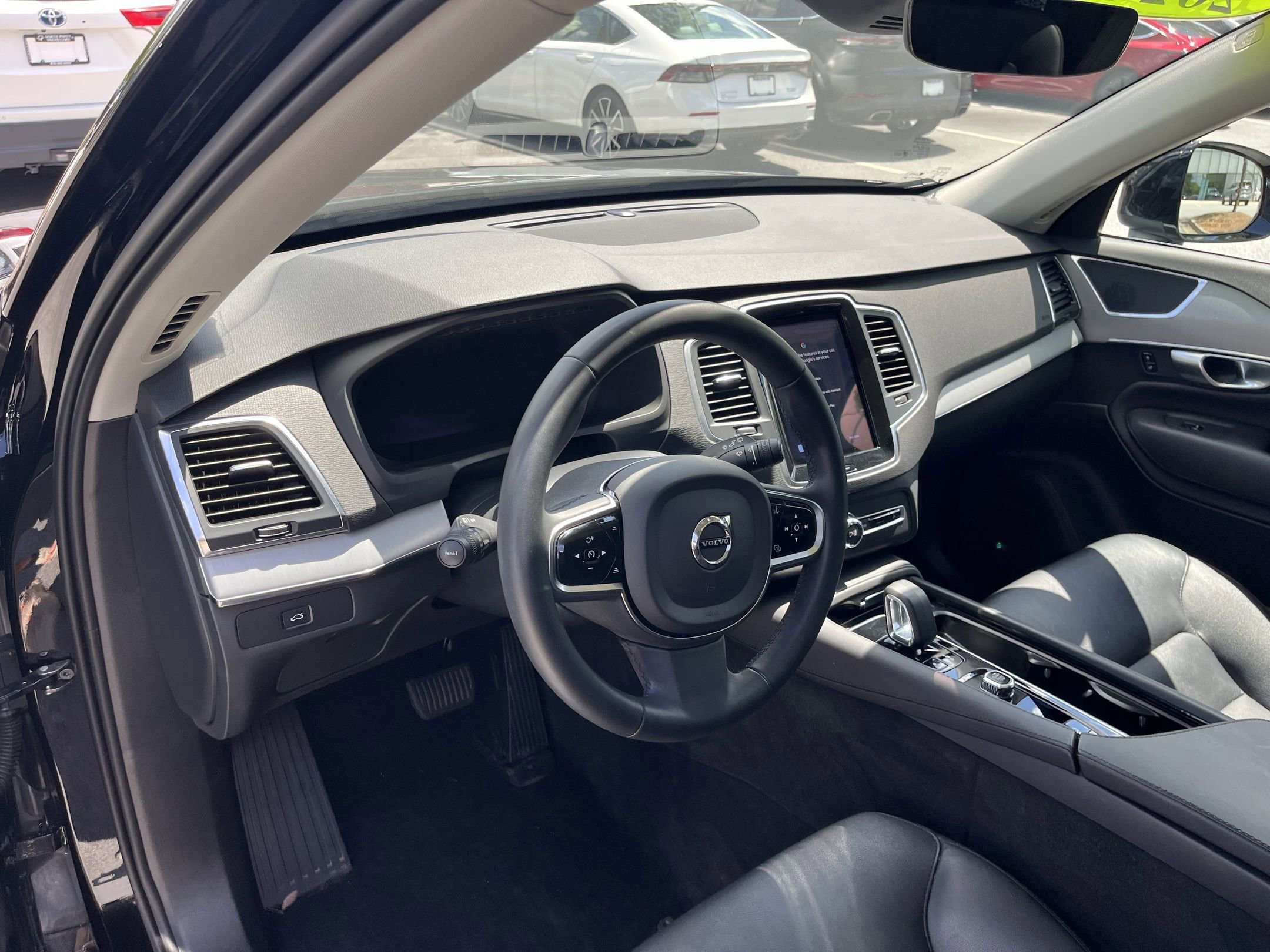 2024 Volvo XC90 B5 AWD Core photo 3