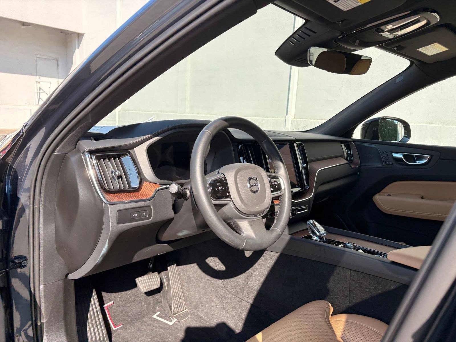 2025 Volvo XC60 Hybrid photo 4