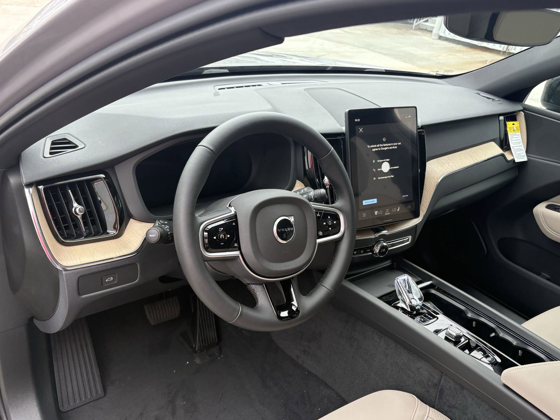 2026 Volvo XC60 B5 Core photo 4