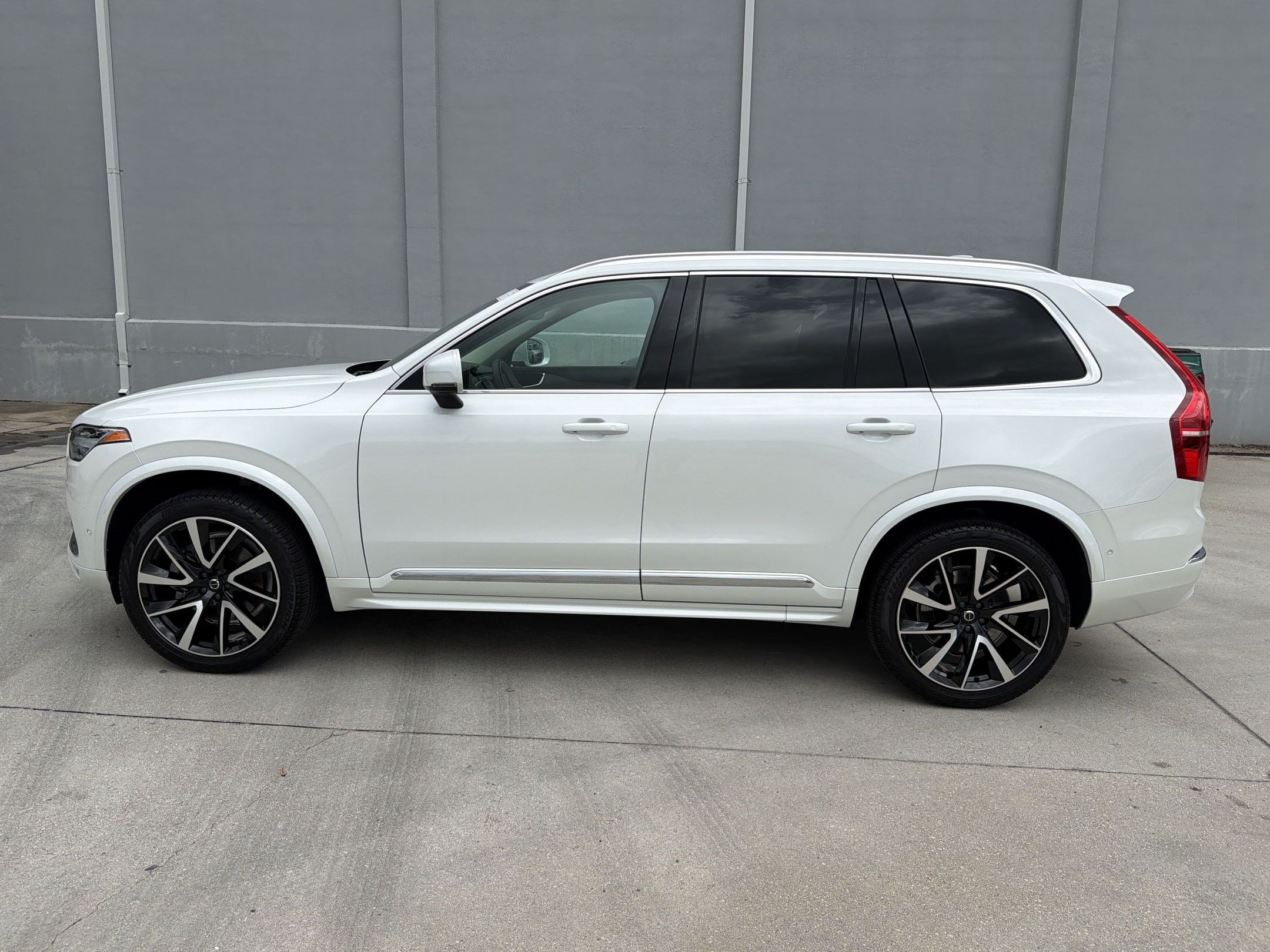 XC90 Plus Bright Theme SUV