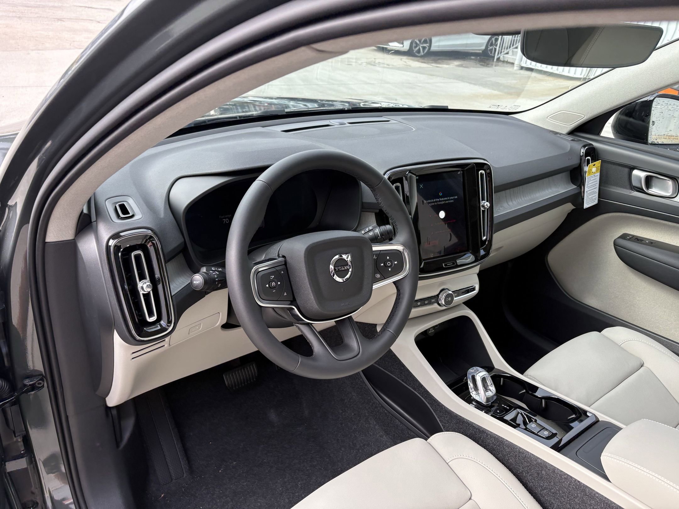 2026 Volvo XC40 Plus photo 4