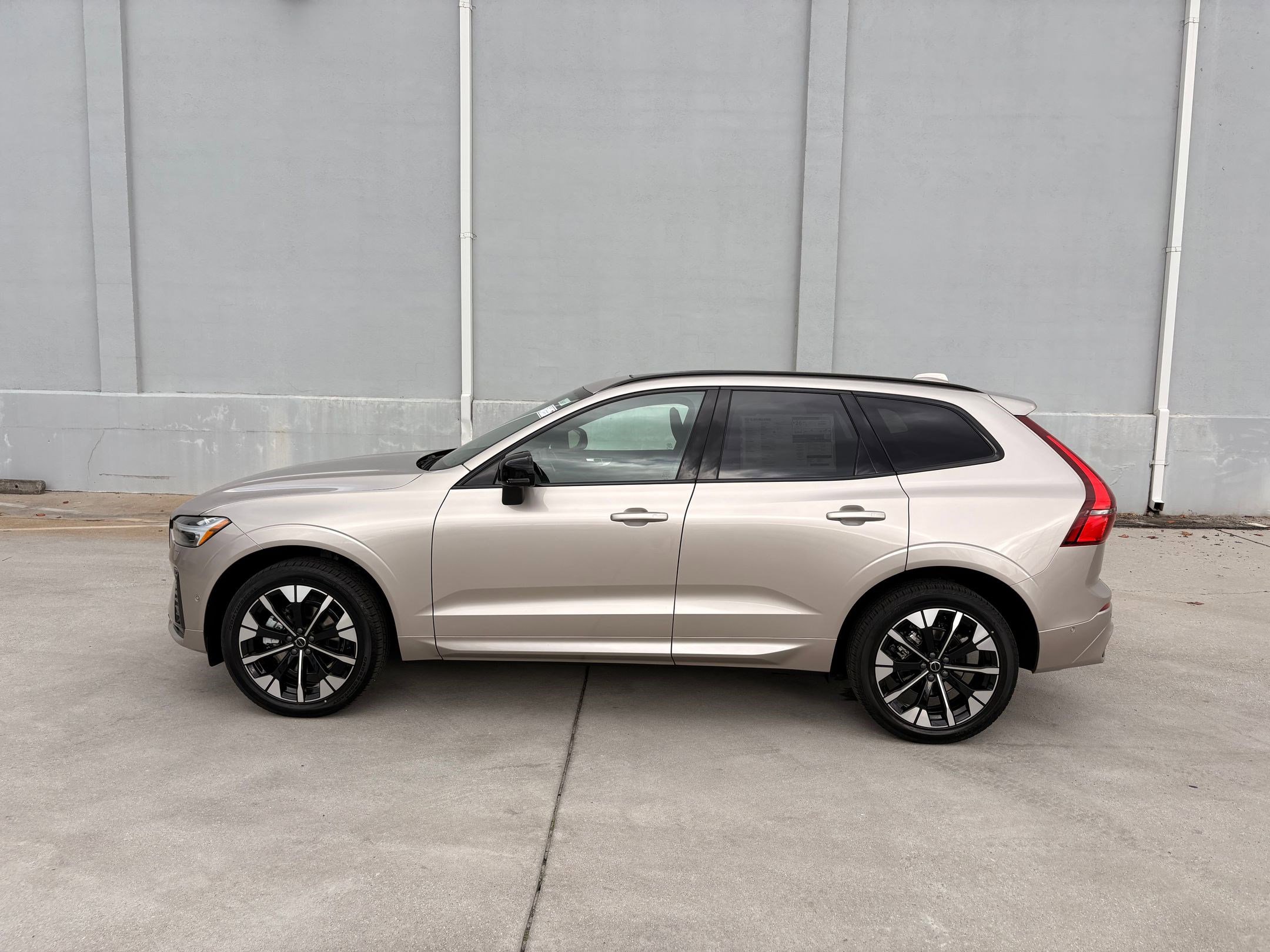 2026 Volvo XC60 B5 Plus photo 2