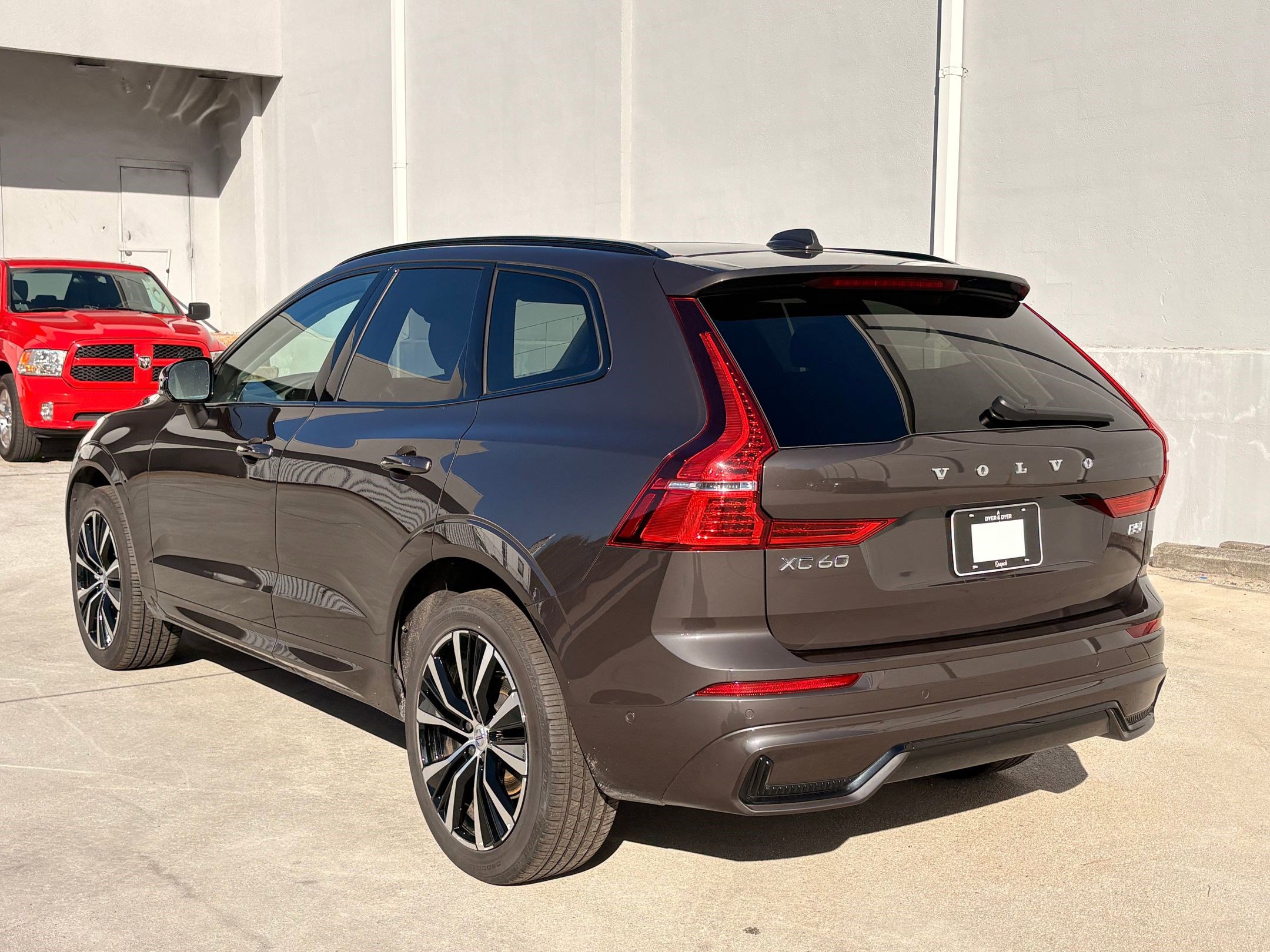 2025 Volvo XC60 Plus photo 3
