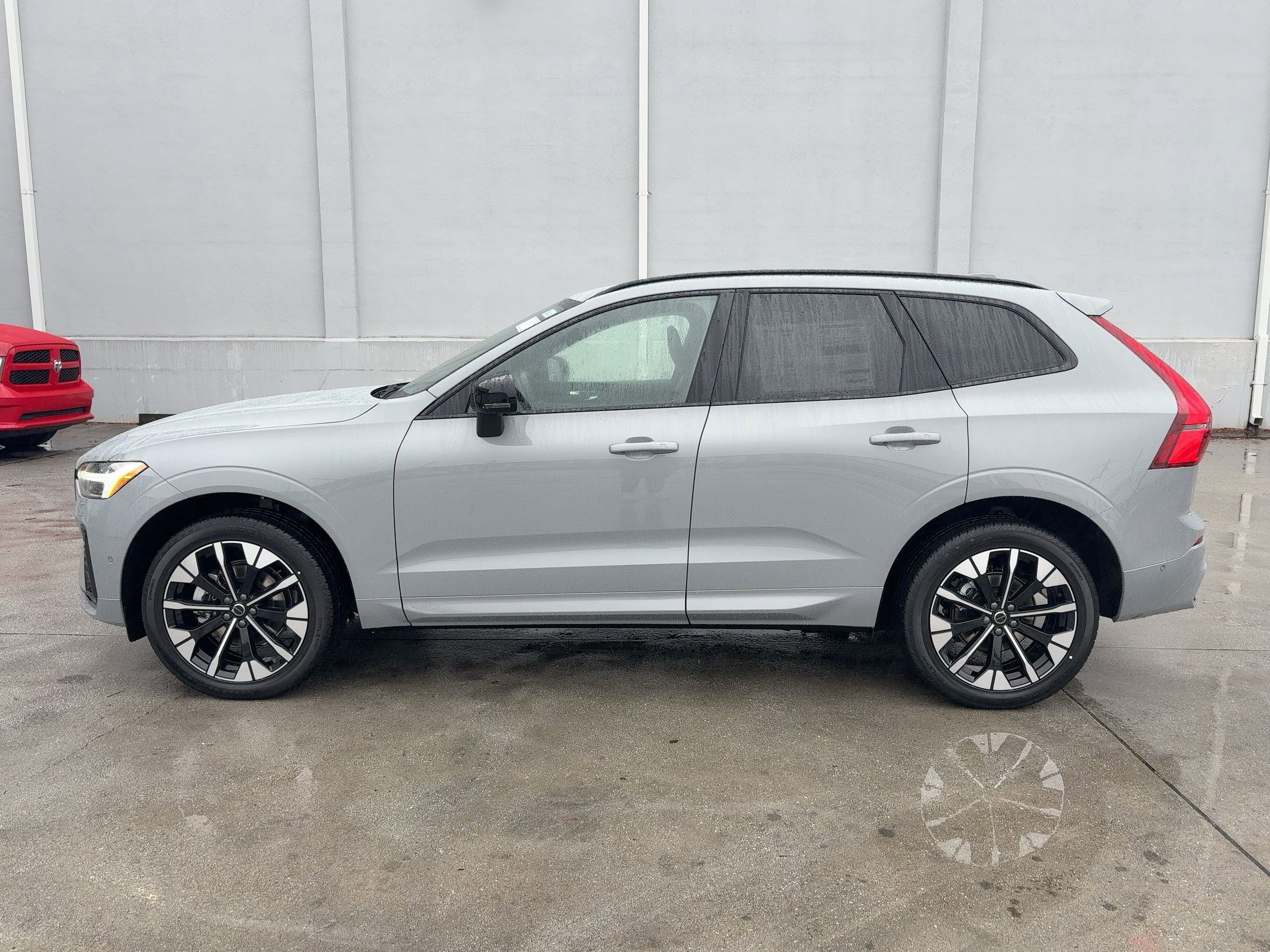 2026 Volvo XC60 B5 Plus photo 2