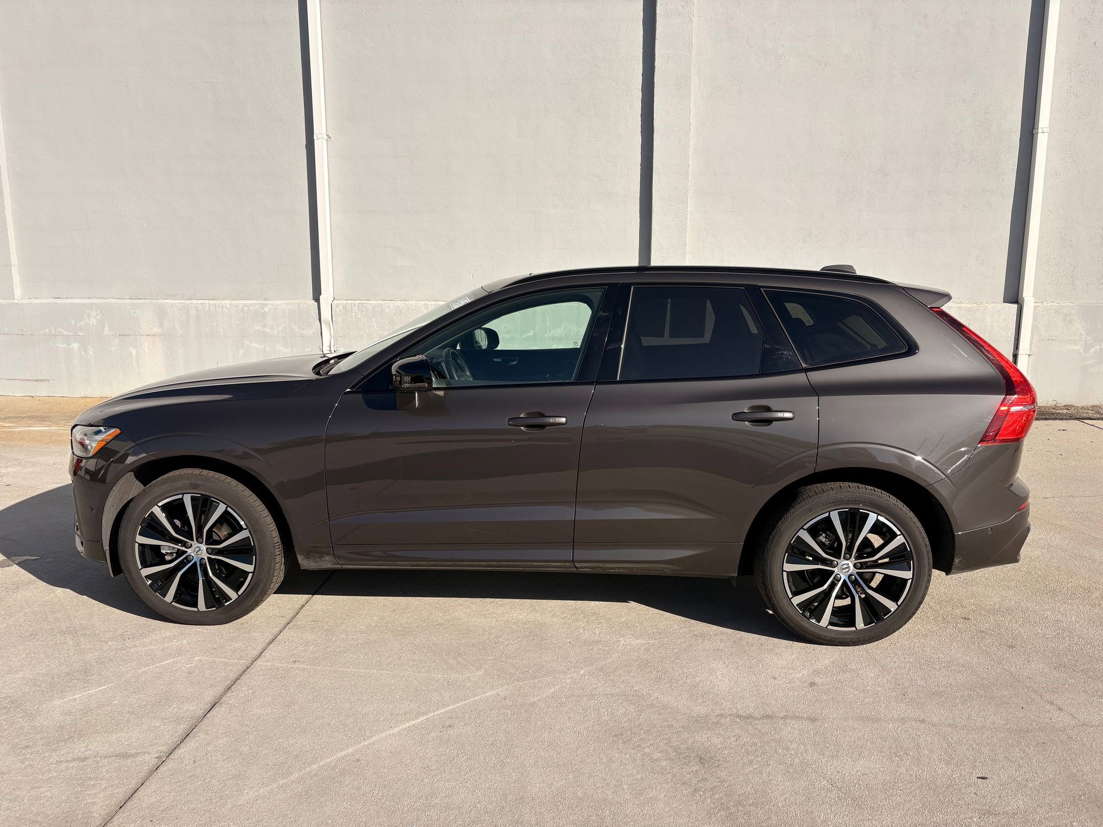 2025 Volvo XC60 Plus photo 2