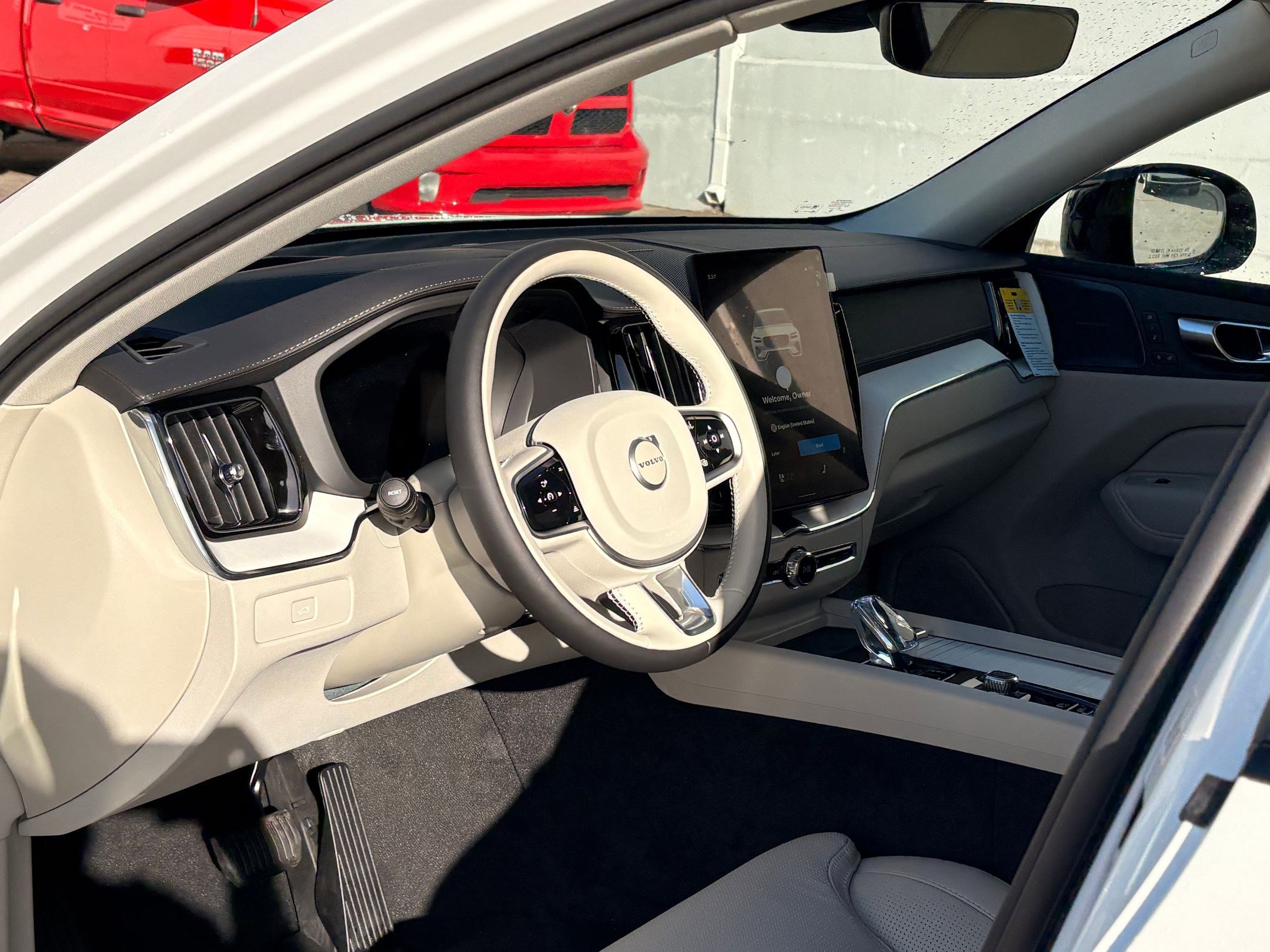 2026 Volvo XC60 B5 photo 4