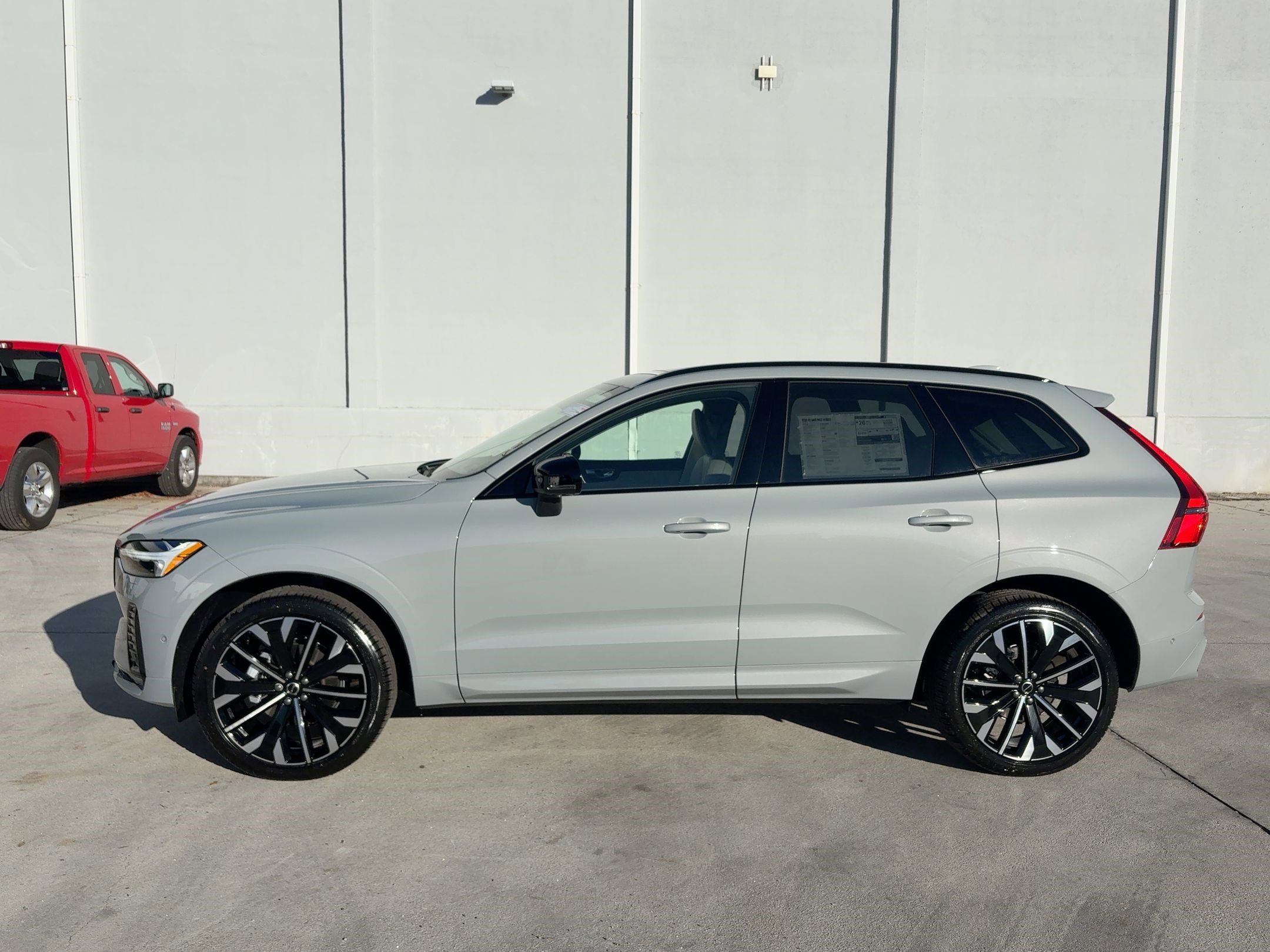 2026 Volvo XC60 B5 photo 2