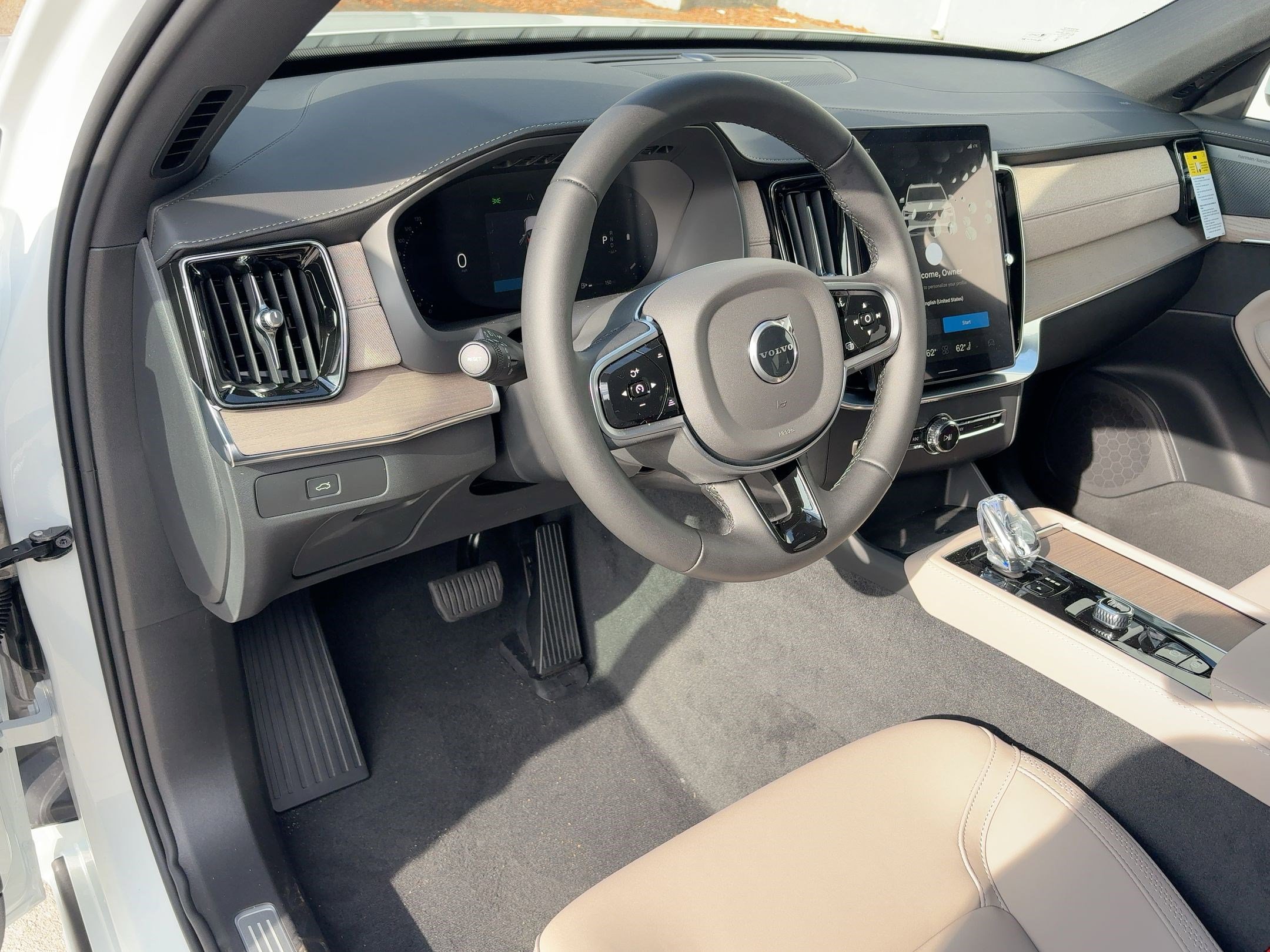 2026 Volvo XC90 Plus photo 4