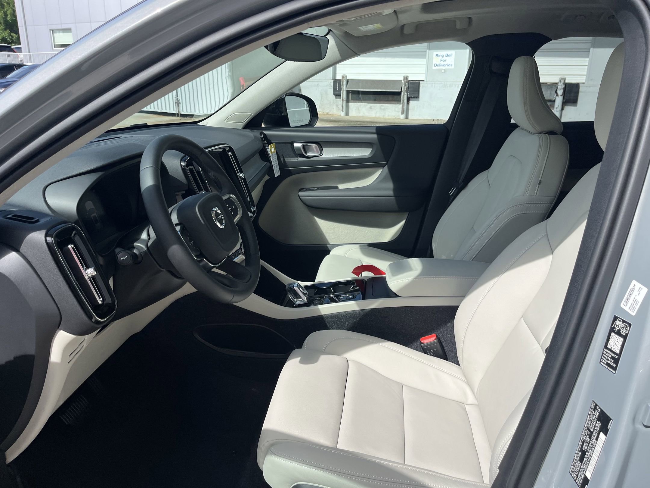 2026 Volvo XC40 Plus photo 4