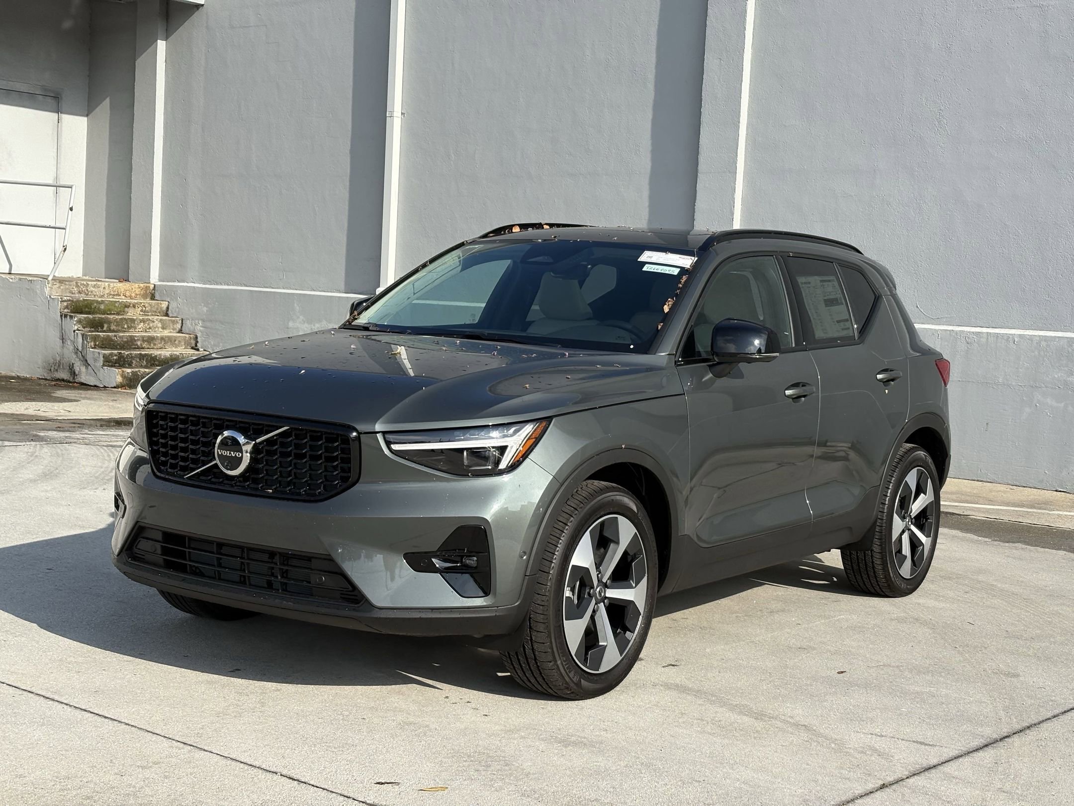2026 Volvo XC40 Plus photo 2