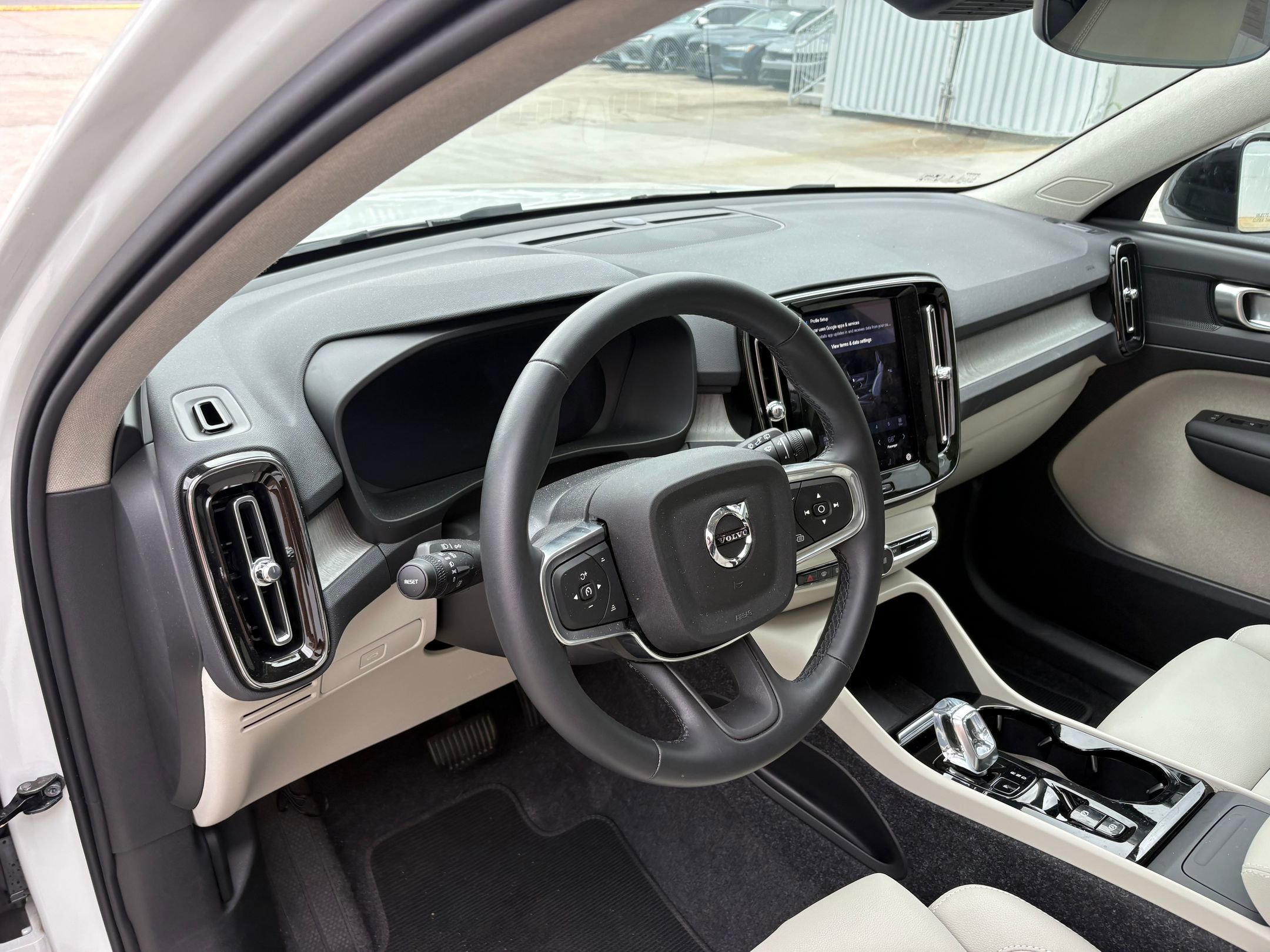 2025 Volvo XC40 Plus photo 4