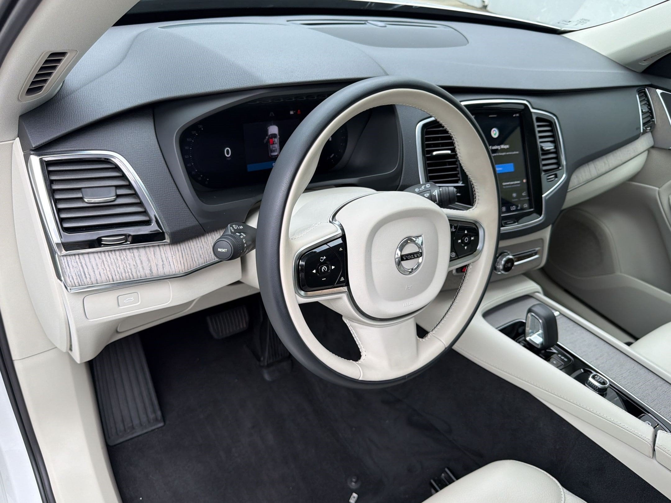 XC90 Plus Bright Theme SUV