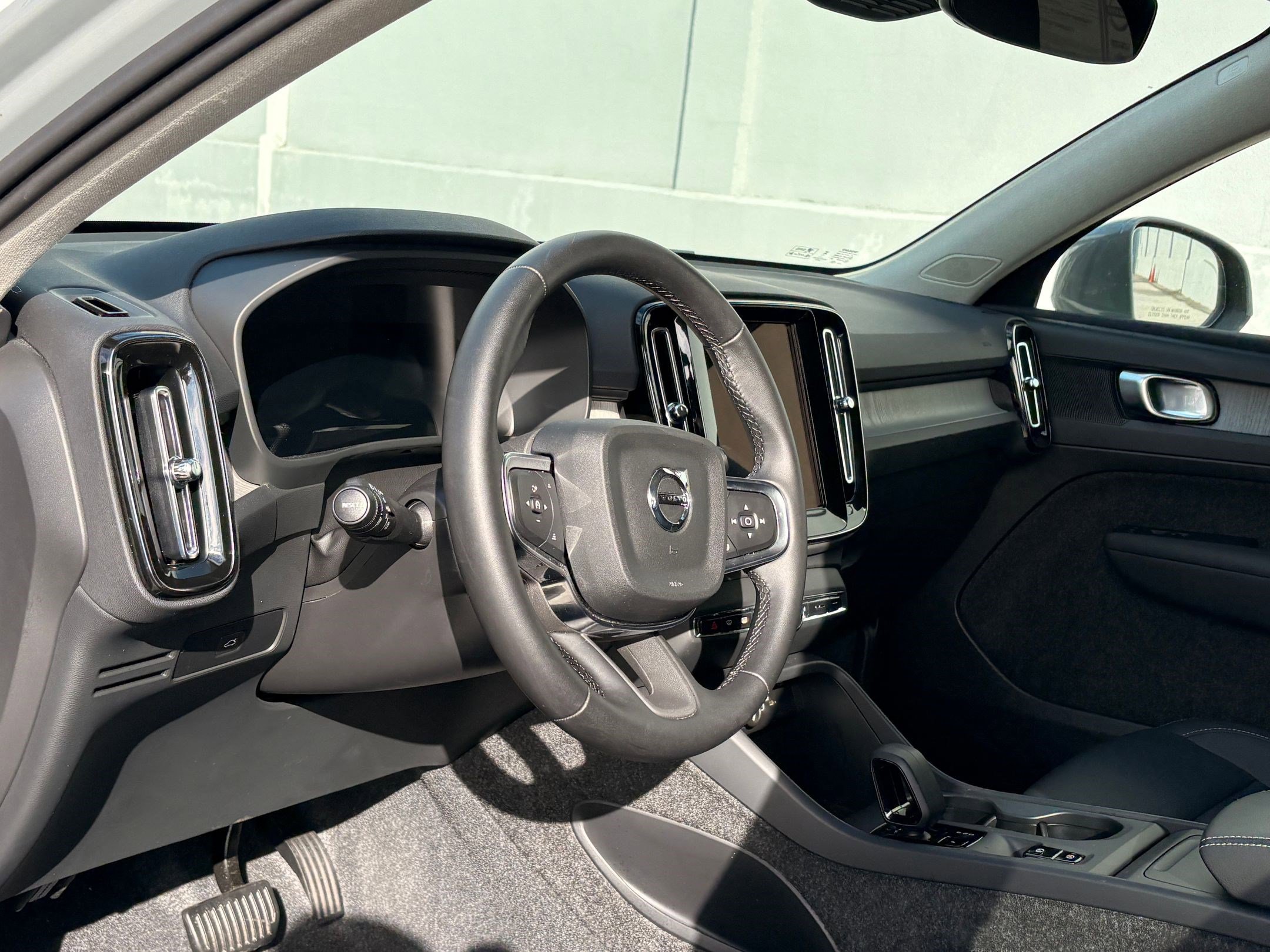 2025 Volvo XC40 Core photo 3