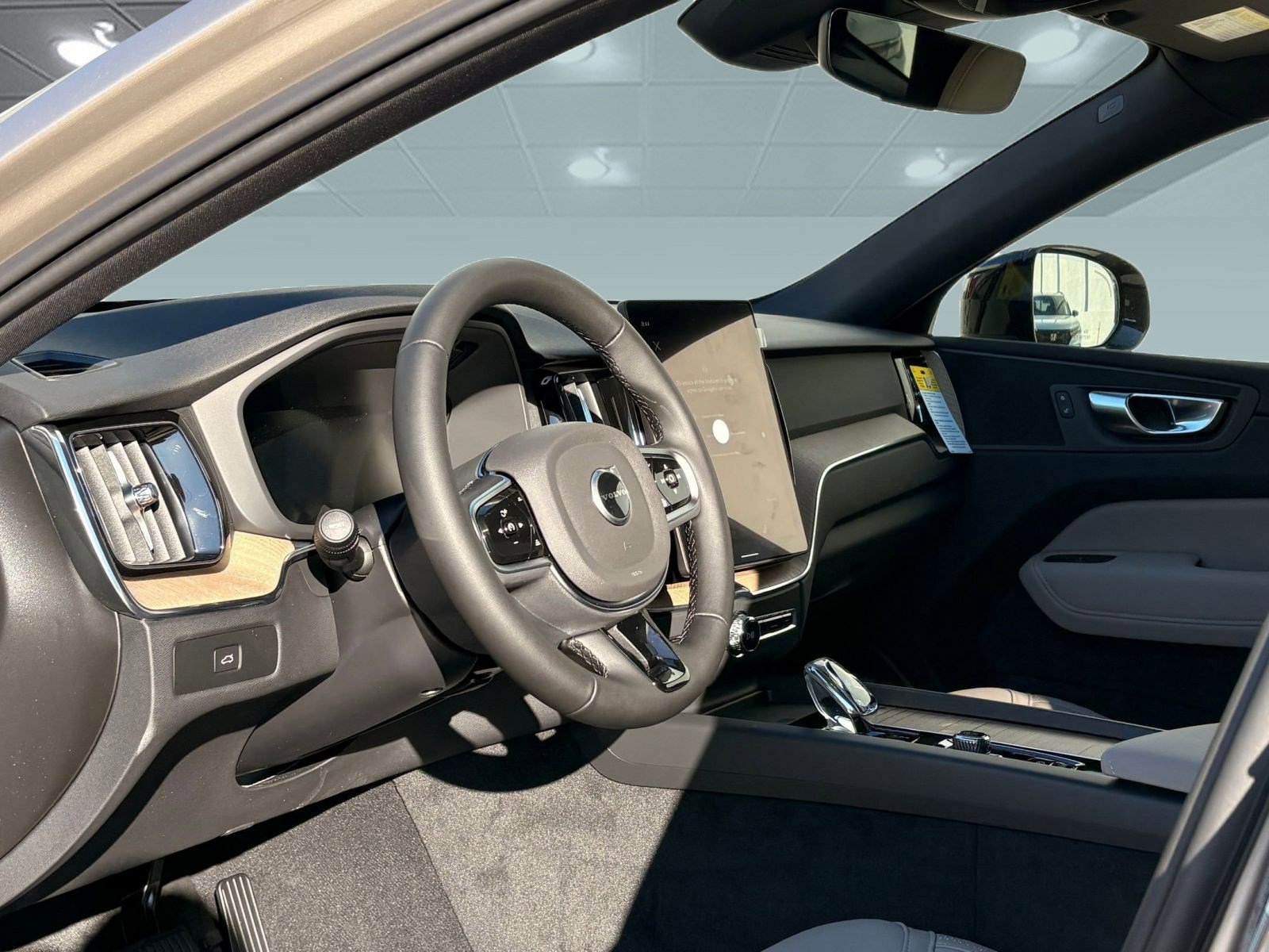 2026 Volvo XC60 B5 Plus photo 4