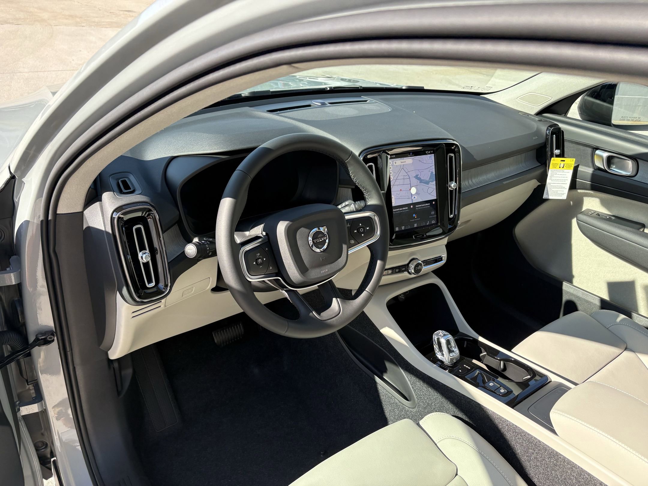 2026 Volvo XC40 Plus photo 3
