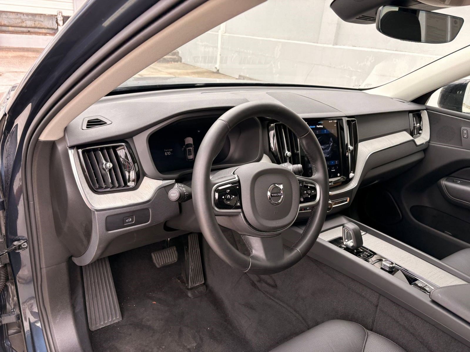 2025 Volvo XC60 Plus photo 4