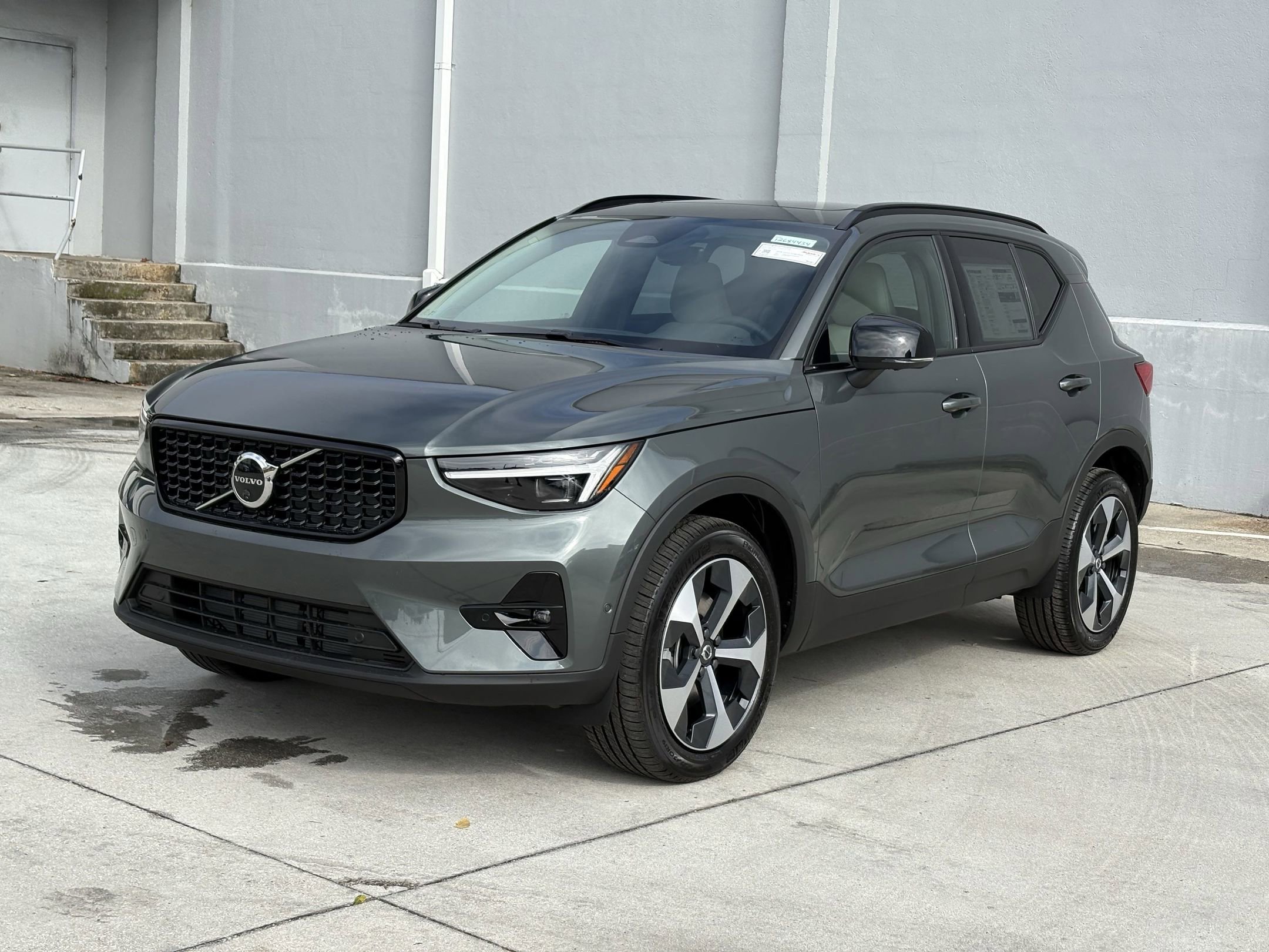 2026 Volvo XC40 Plus photo 2