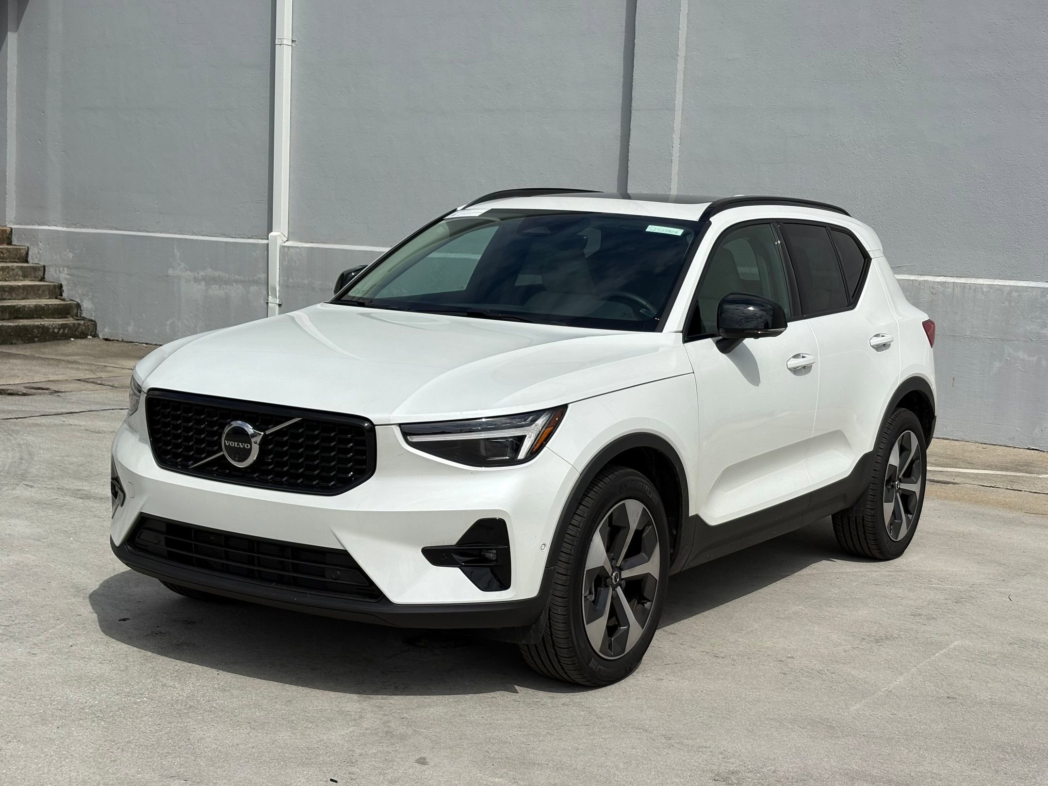 2025 Volvo XC40 Plus photo 3