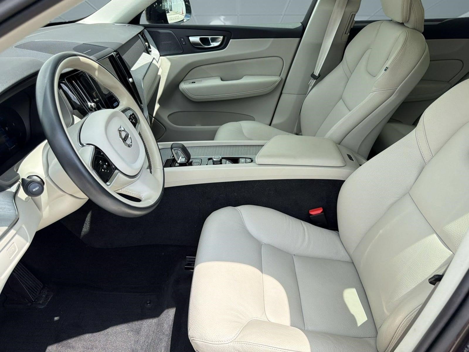 XC60 Plus Dark Theme SUV