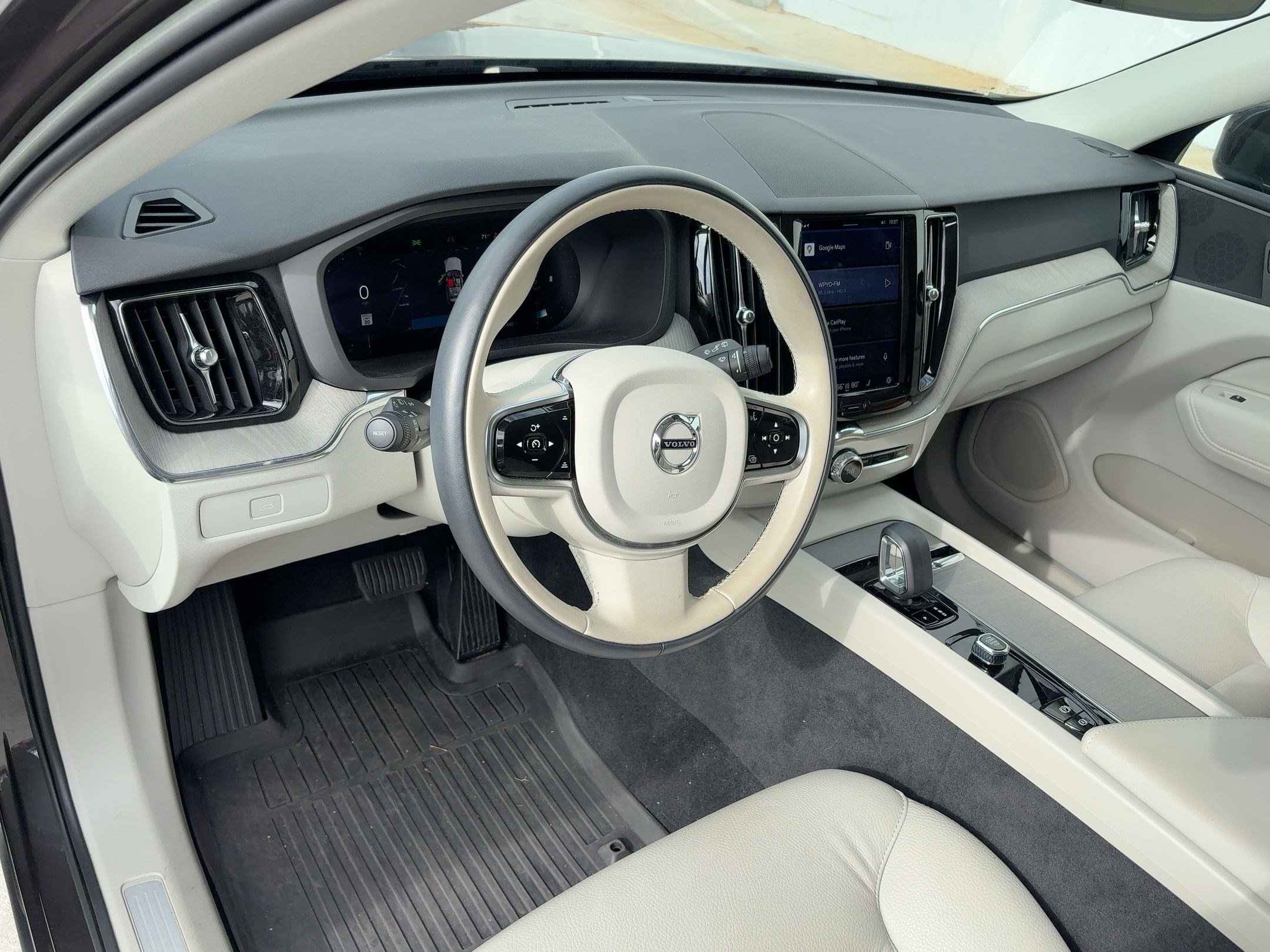 2023 Volvo XC60 Plus photo 3