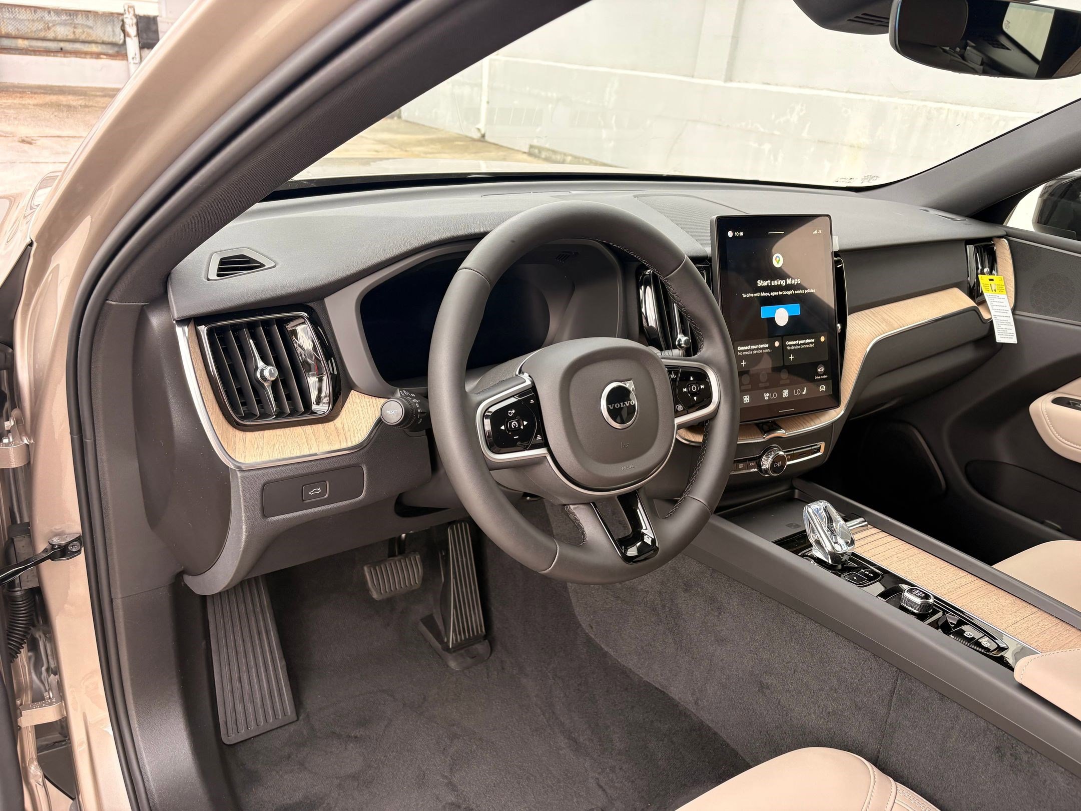2026 Volvo XC60 B5 Plus photo 4