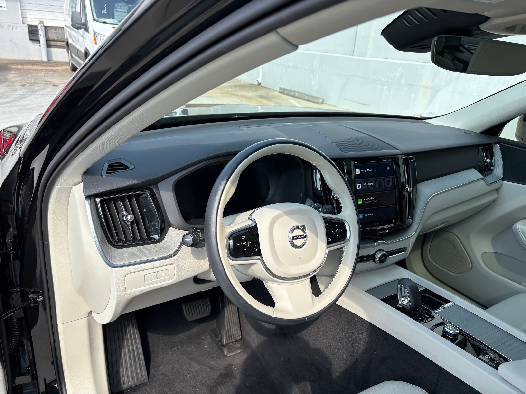 2025 Volvo XC60 Hybrid Plus photo 4