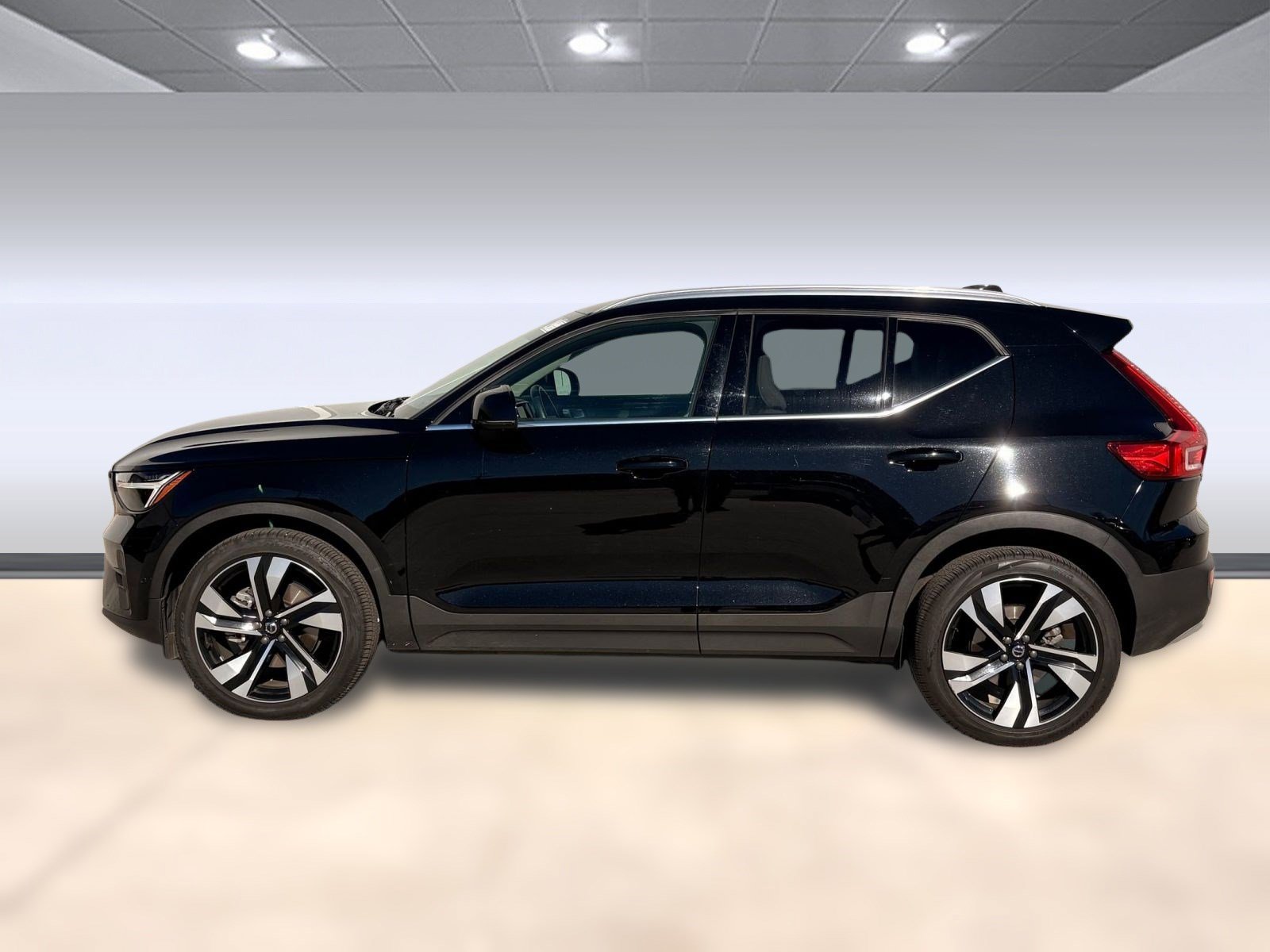 2023 Volvo XC40 Plus photo 2
