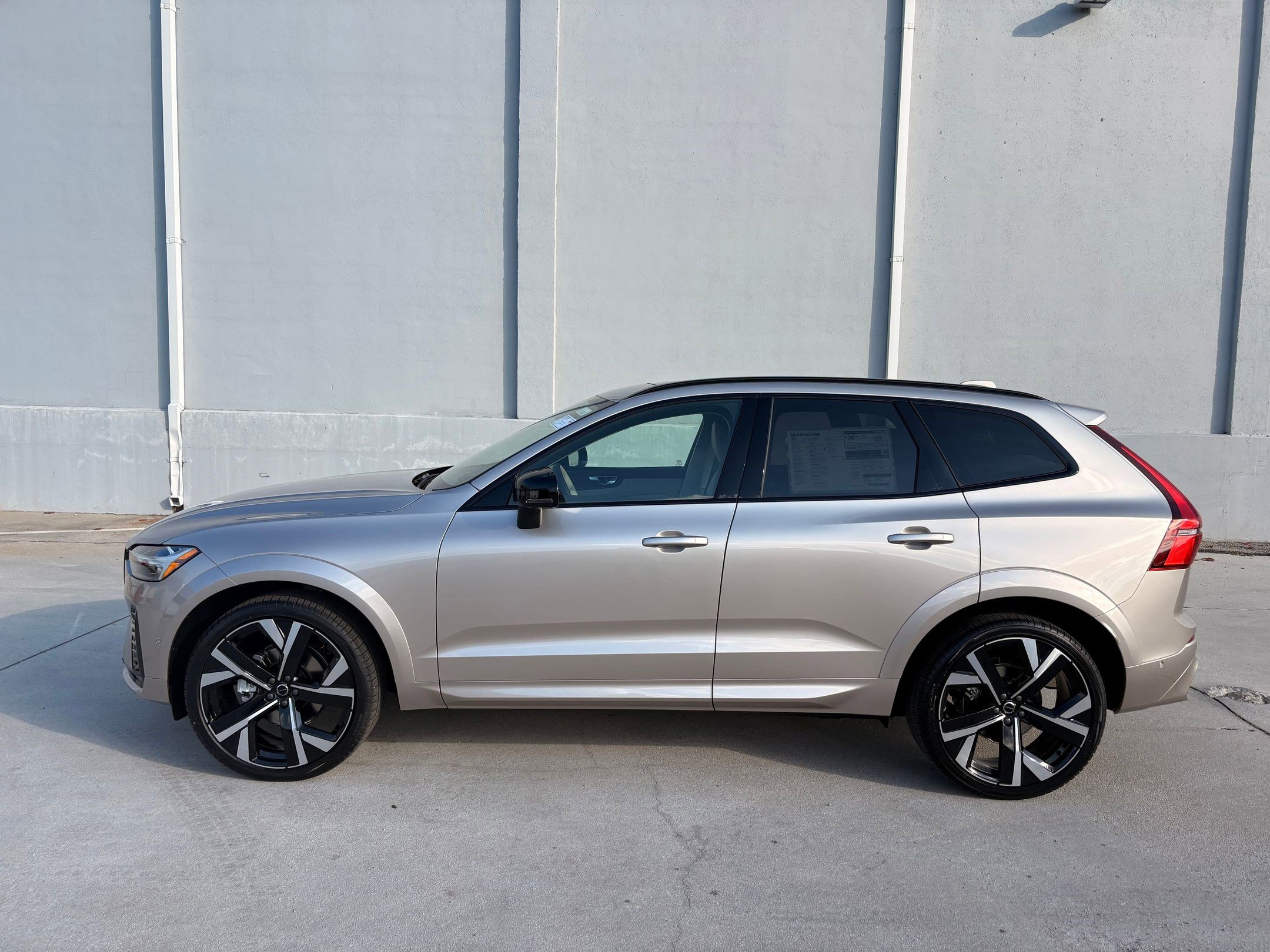 2026 Volvo XC60 B5 photo 2